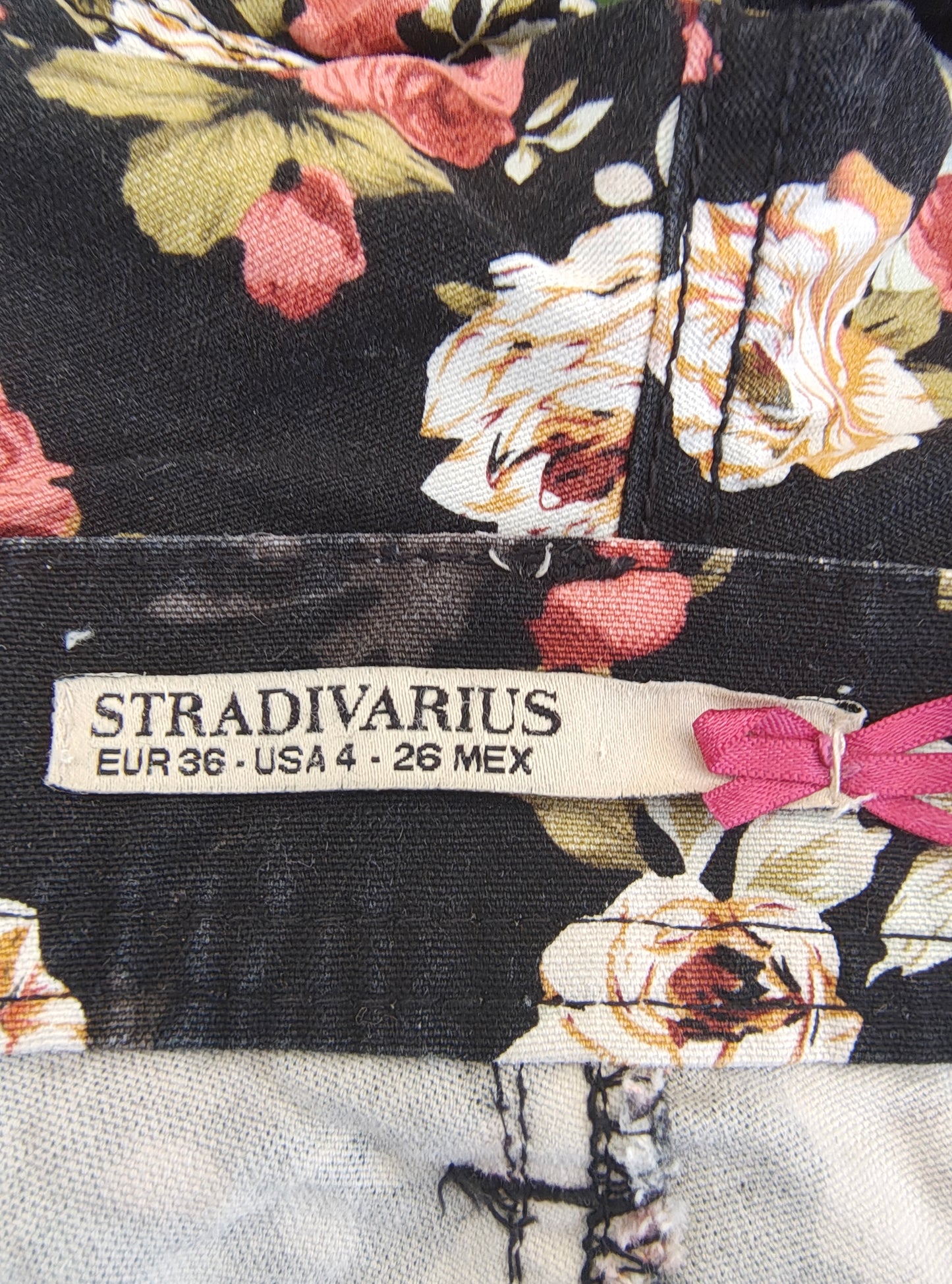 USADO – Short floral fondo negro STRADIVARIUS (Talla EUR 36)