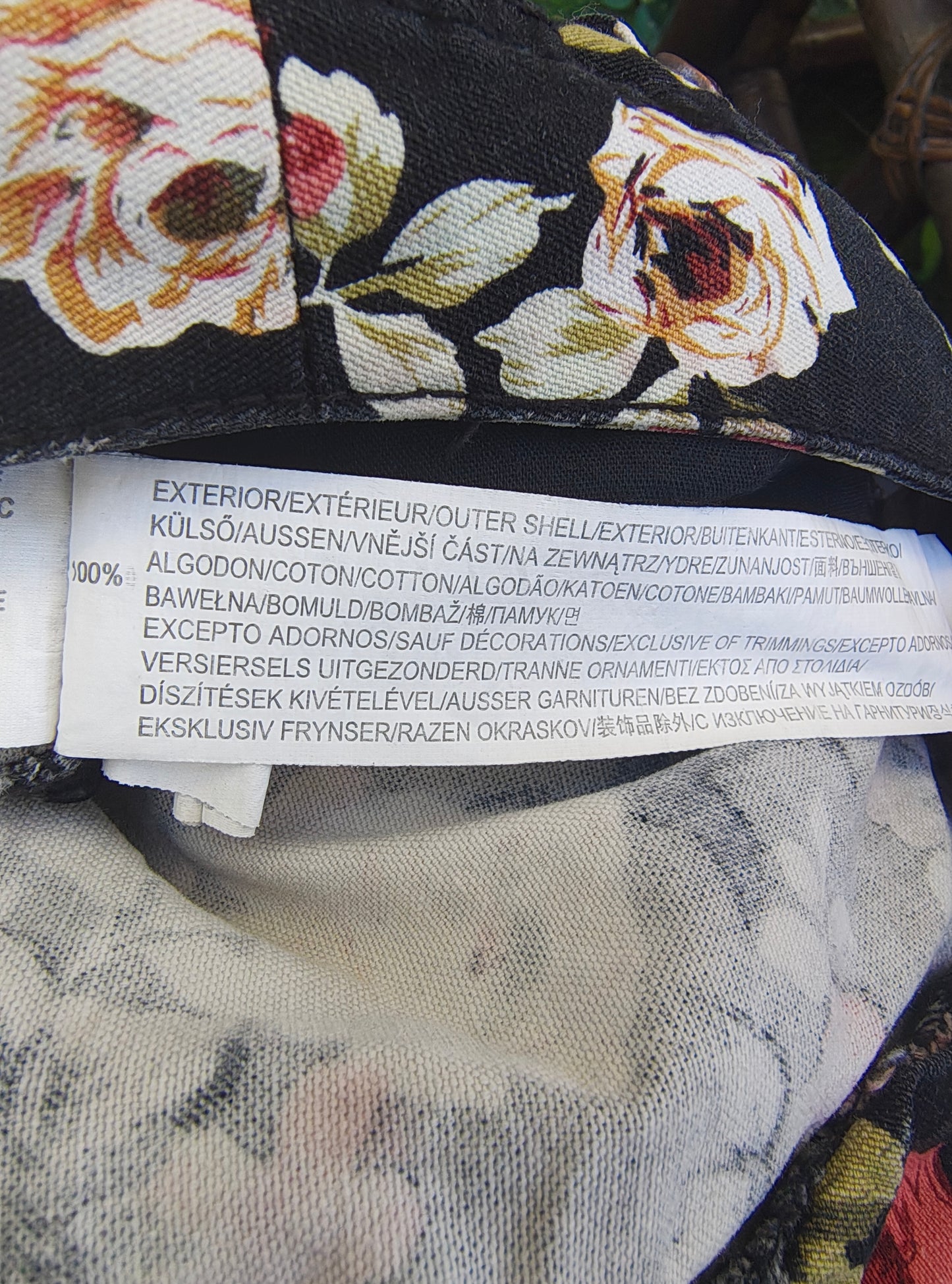 USADO – Short floral fondo negro STRADIVARIUS (Talla EUR 36)