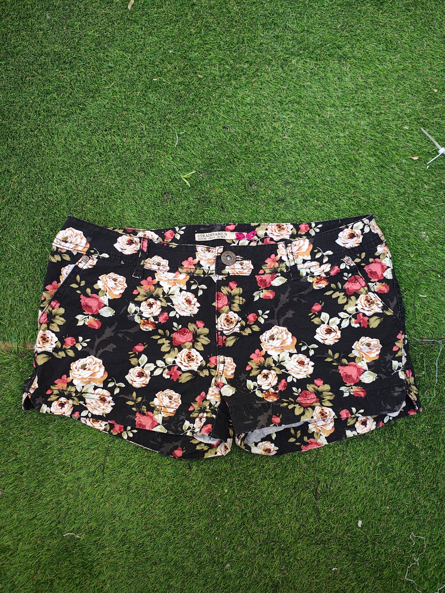 USADO – Short floral fondo negro STRADIVARIUS (Talla EUR 36)
