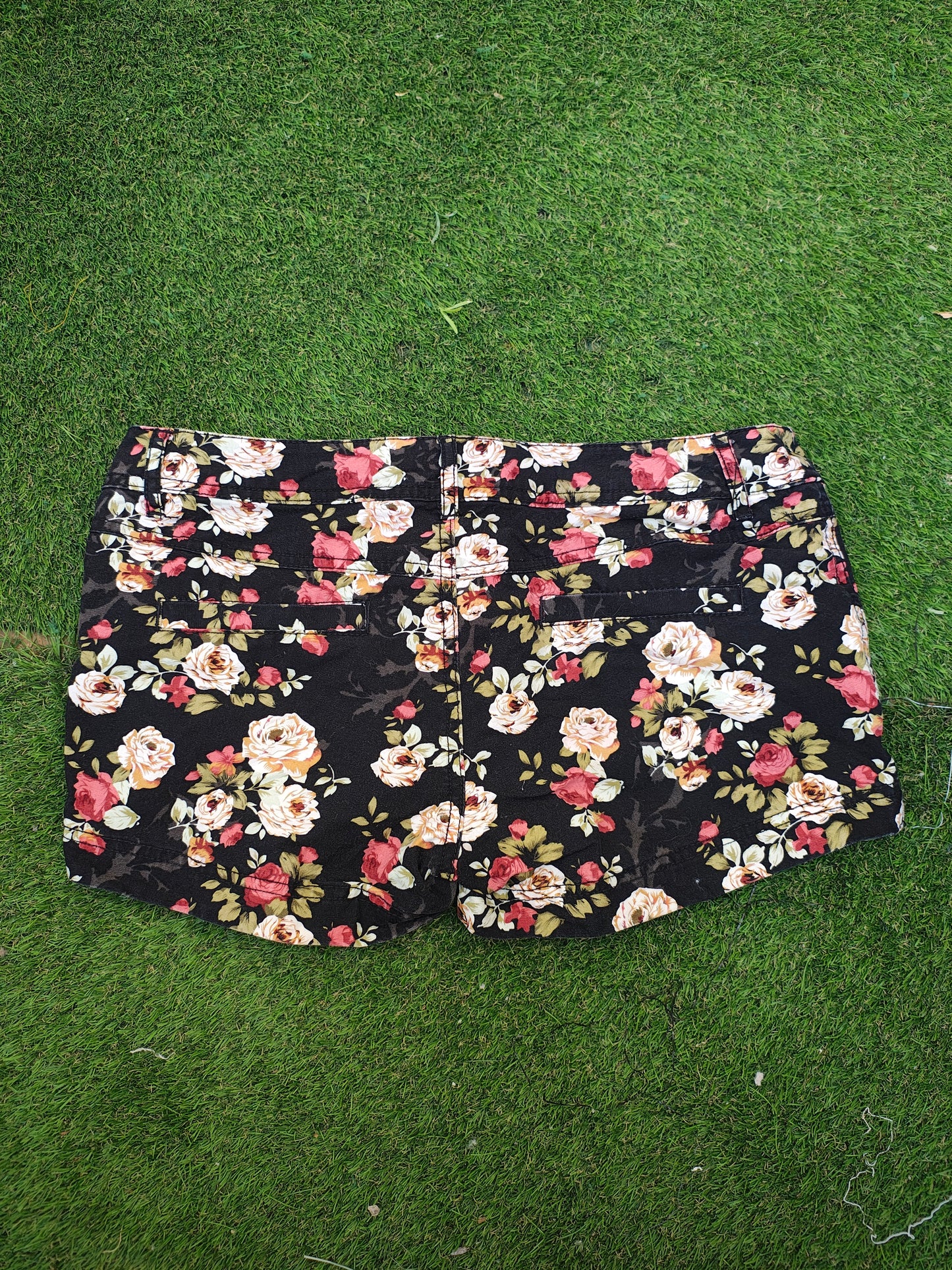 USADO – Short floral fondo negro STRADIVARIUS (Talla EUR 36)