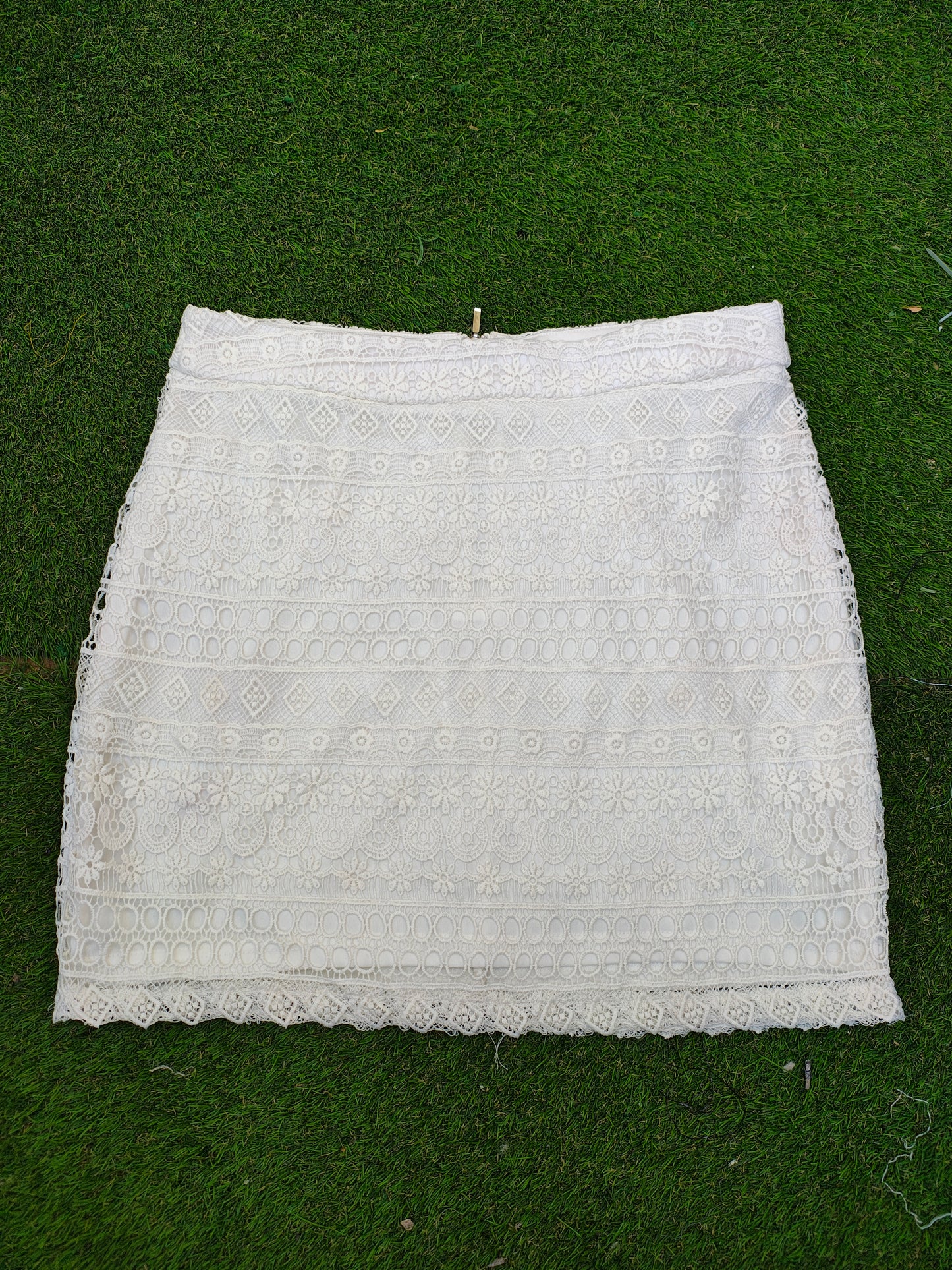 USADO – Falda de encaje blanco con cremallera trasera STRADIVARIUS (Talla EUR 40)