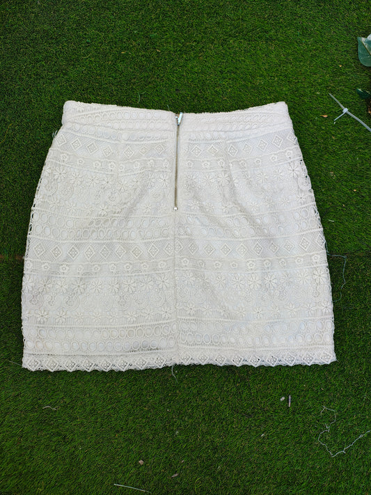 USADO – Falda de encaje blanco con cremallera trasera STRADIVARIUS (Talla EUR 40)