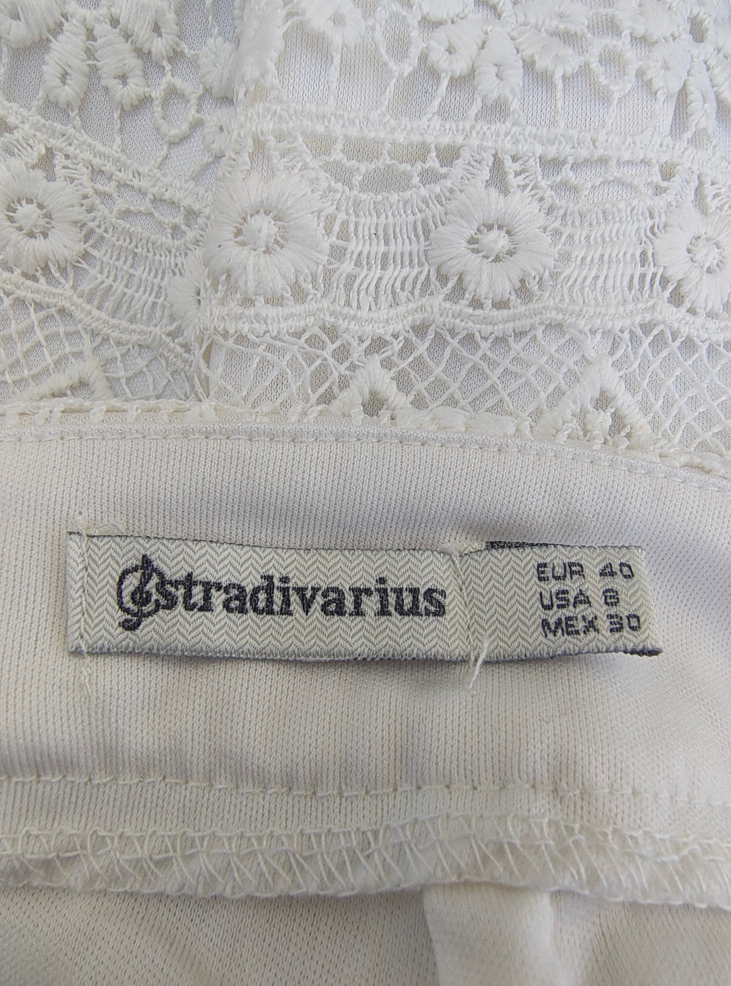 USADO – Falda de encaje blanco con cremallera trasera STRADIVARIUS (Talla EUR 40)