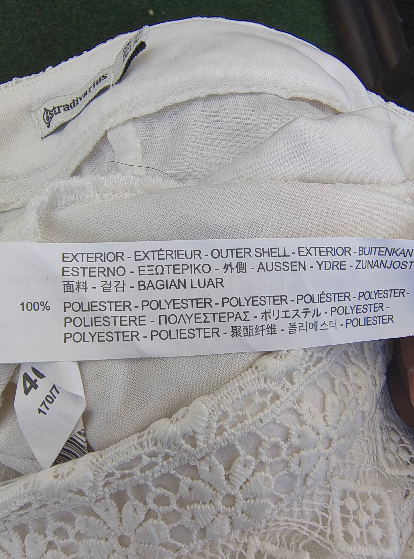 USADO – Falda de encaje blanco con cremallera trasera STRADIVARIUS (Talla EUR 40)