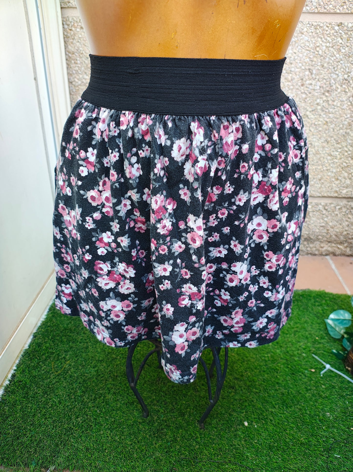 USADO – Falda floral de punto con cintura elástica STRADIVARIUS (Talla M)
