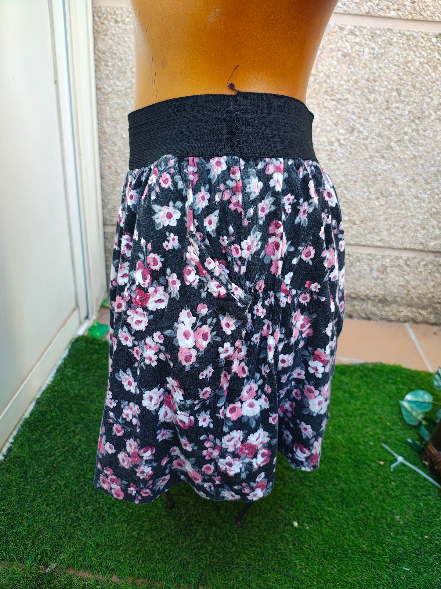 USADO – Falda floral de punto con cintura elástica STRADIVARIUS (Talla M)