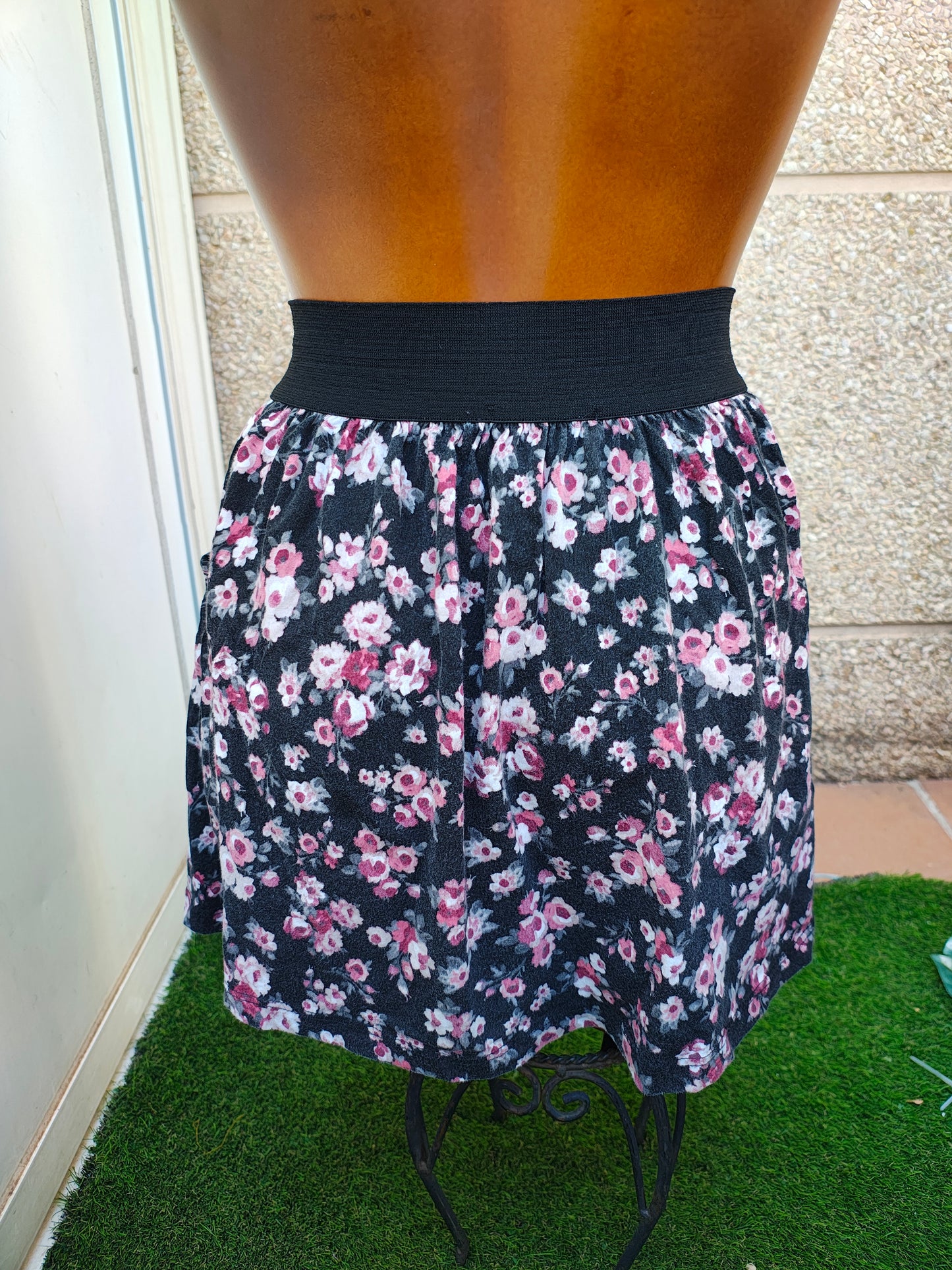 USADO – Falda floral de punto con cintura elástica STRADIVARIUS (Talla M)