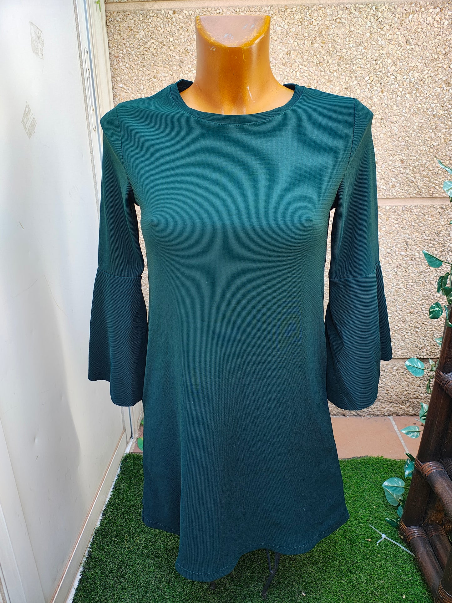 USADO – Vestido verde oscuro de manga acampanada Bershka (Talla S)