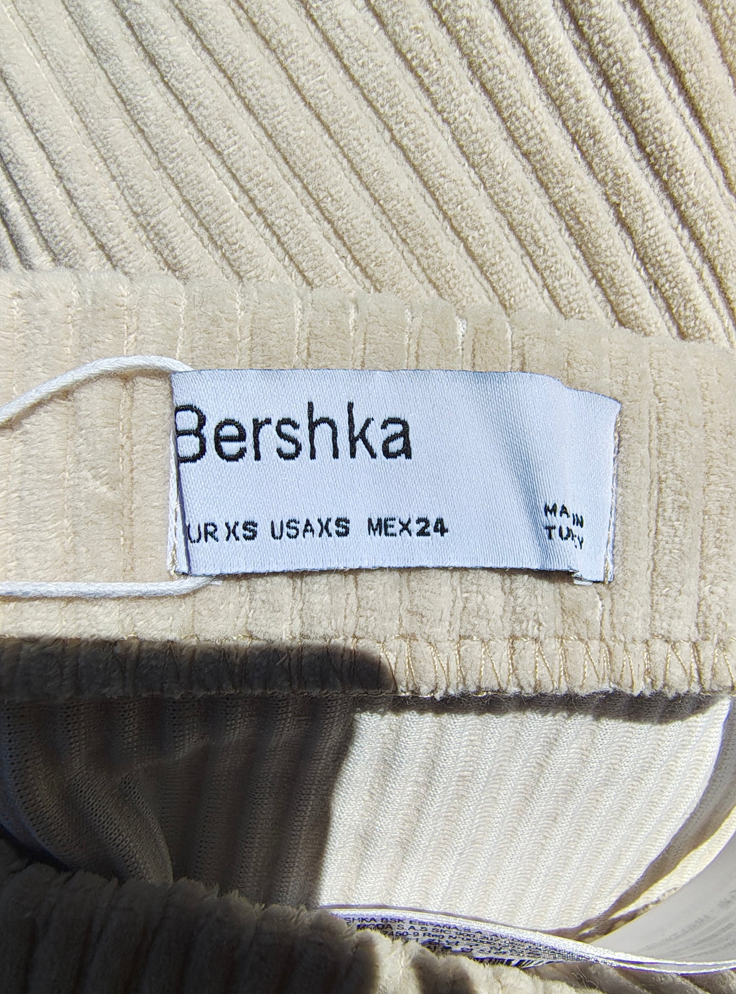 NUEVO – Falda midi beige de canalé con abertura frontal BERSHKA (Talla XS)