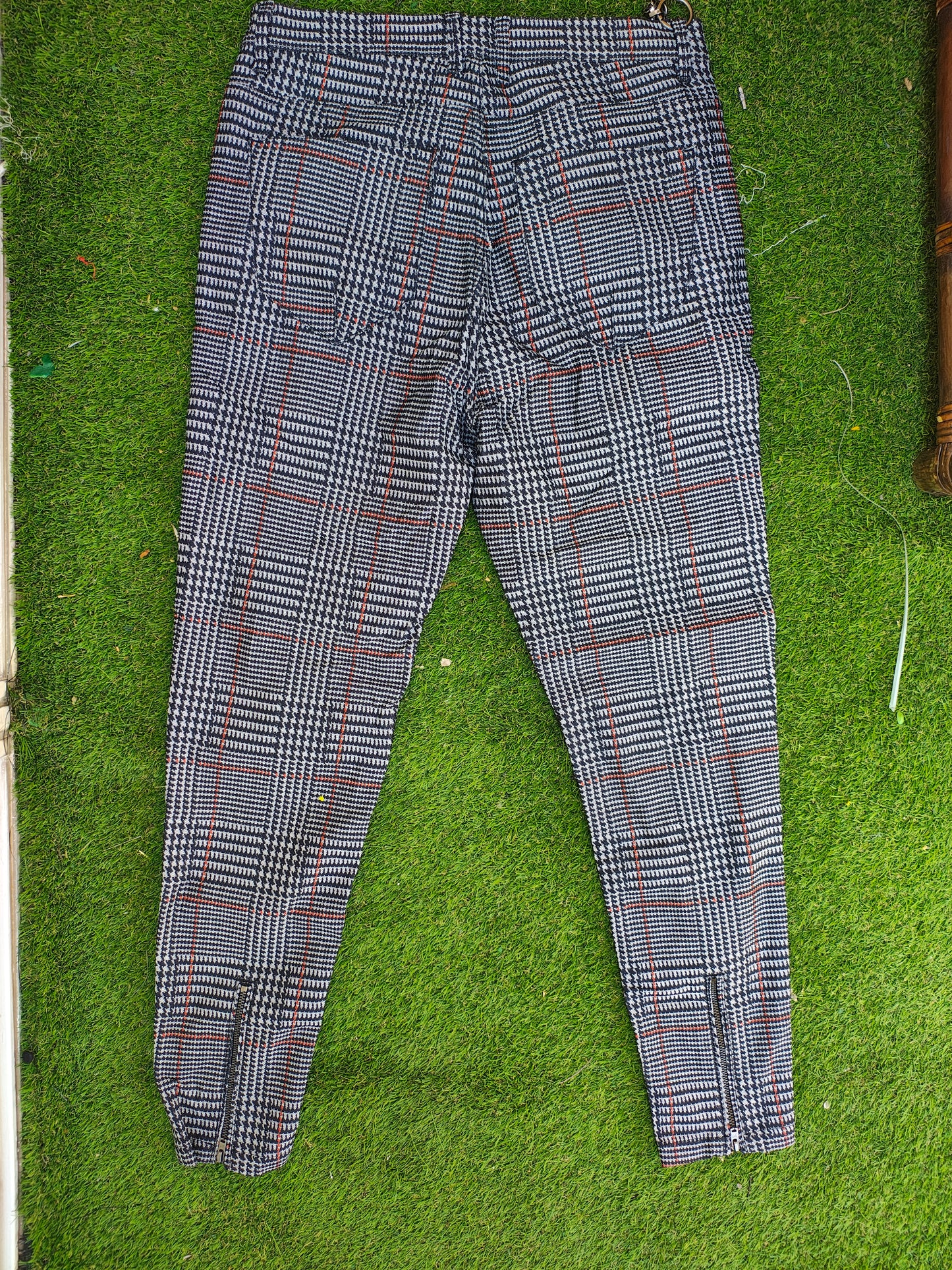 USADO – Pantalón cuadros Príncipe de Gales con cadena ZARA (Talla EUR 40)