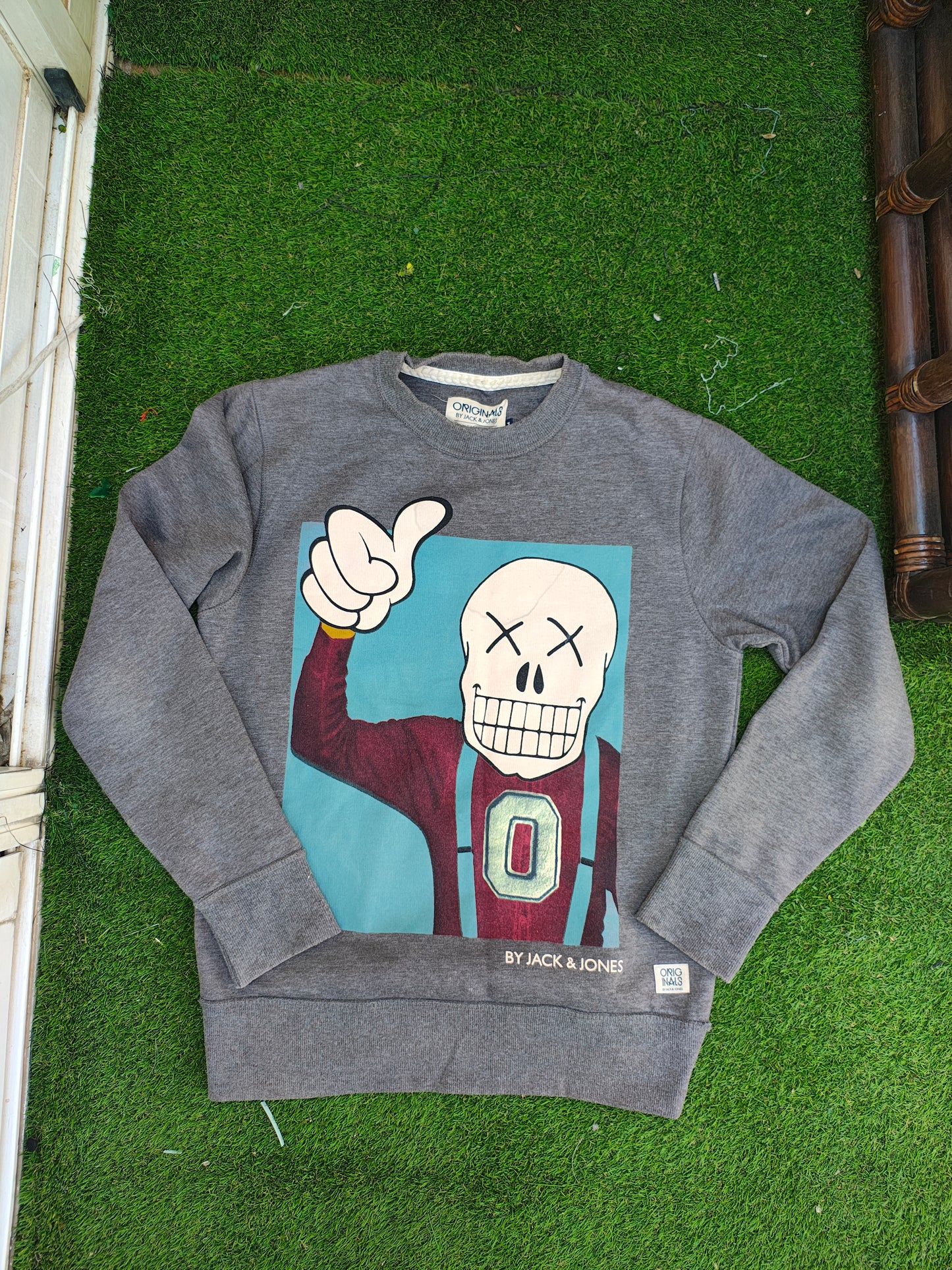 USADO – Sudadera gris con estampado de calavera “0” BY JACK & JONES (Talla M)