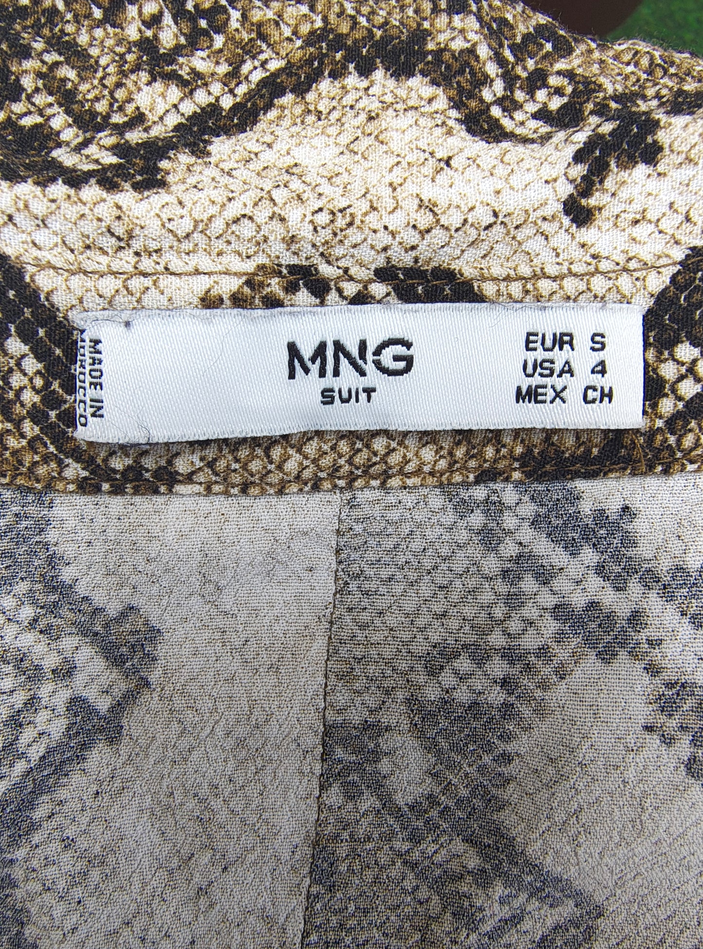 USADO – Camisa estampado serpiente en tonos tierra MNG Suit (Talla S)
