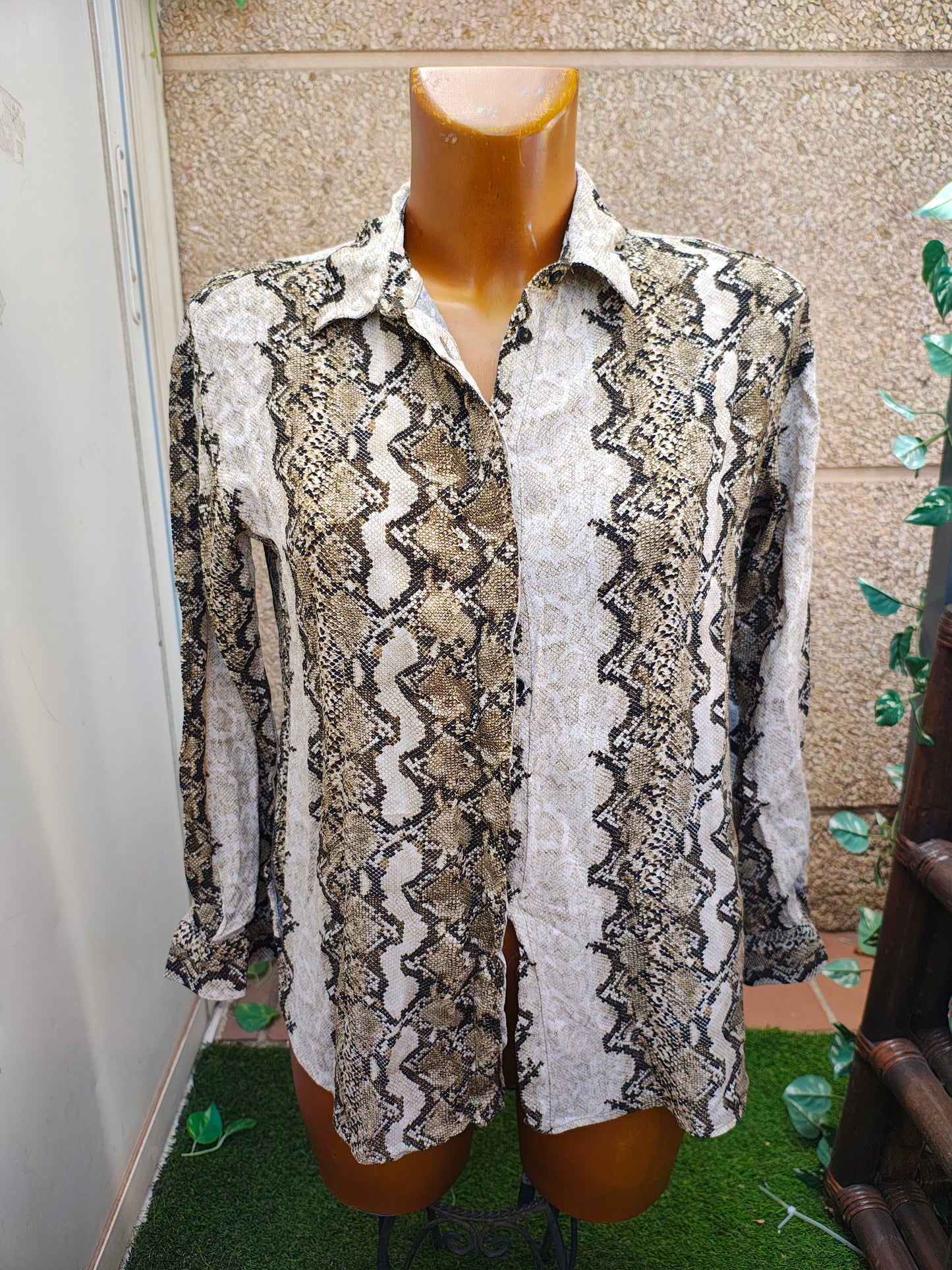 USADO – Camisa estampado serpiente en tonos tierra MNG Suit (Talla S)