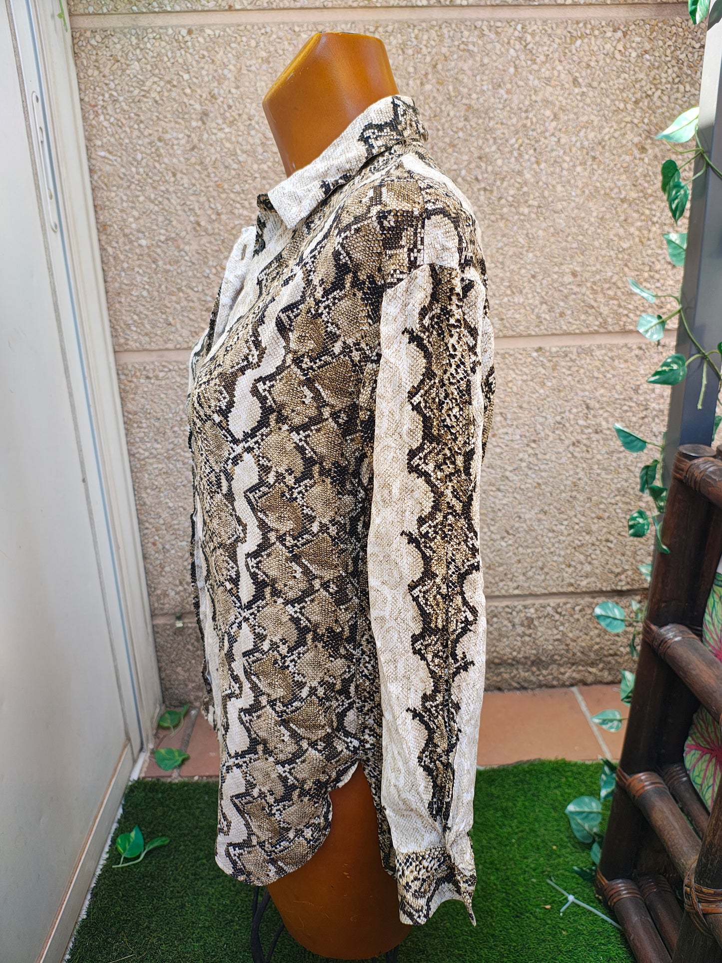 USADO – Camisa estampado serpiente en tonos tierra MNG Suit (Talla S)