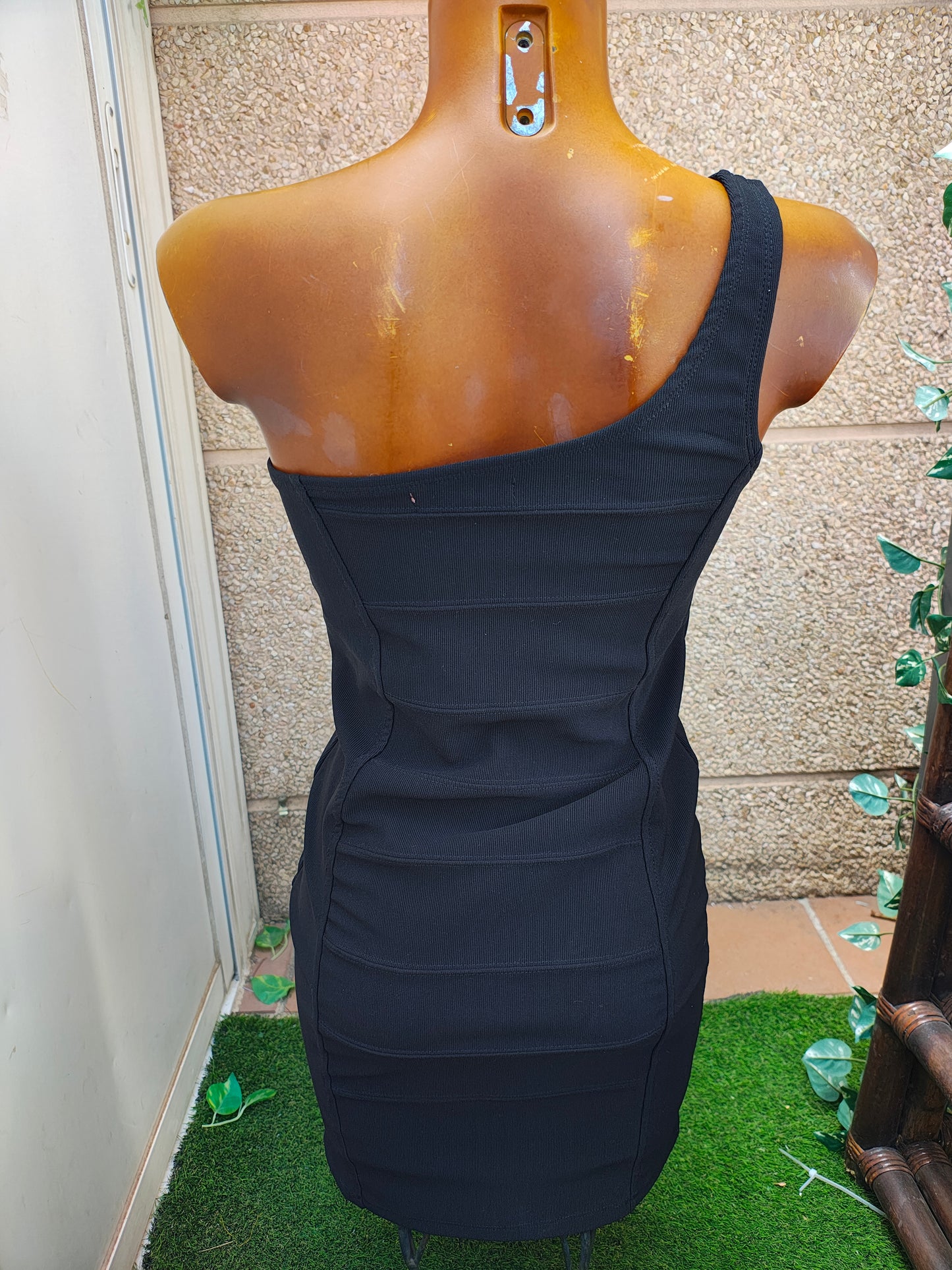 USADO – Vestido ajustado negro asimétrico BERSHKA COLLECTION (Talla M)
