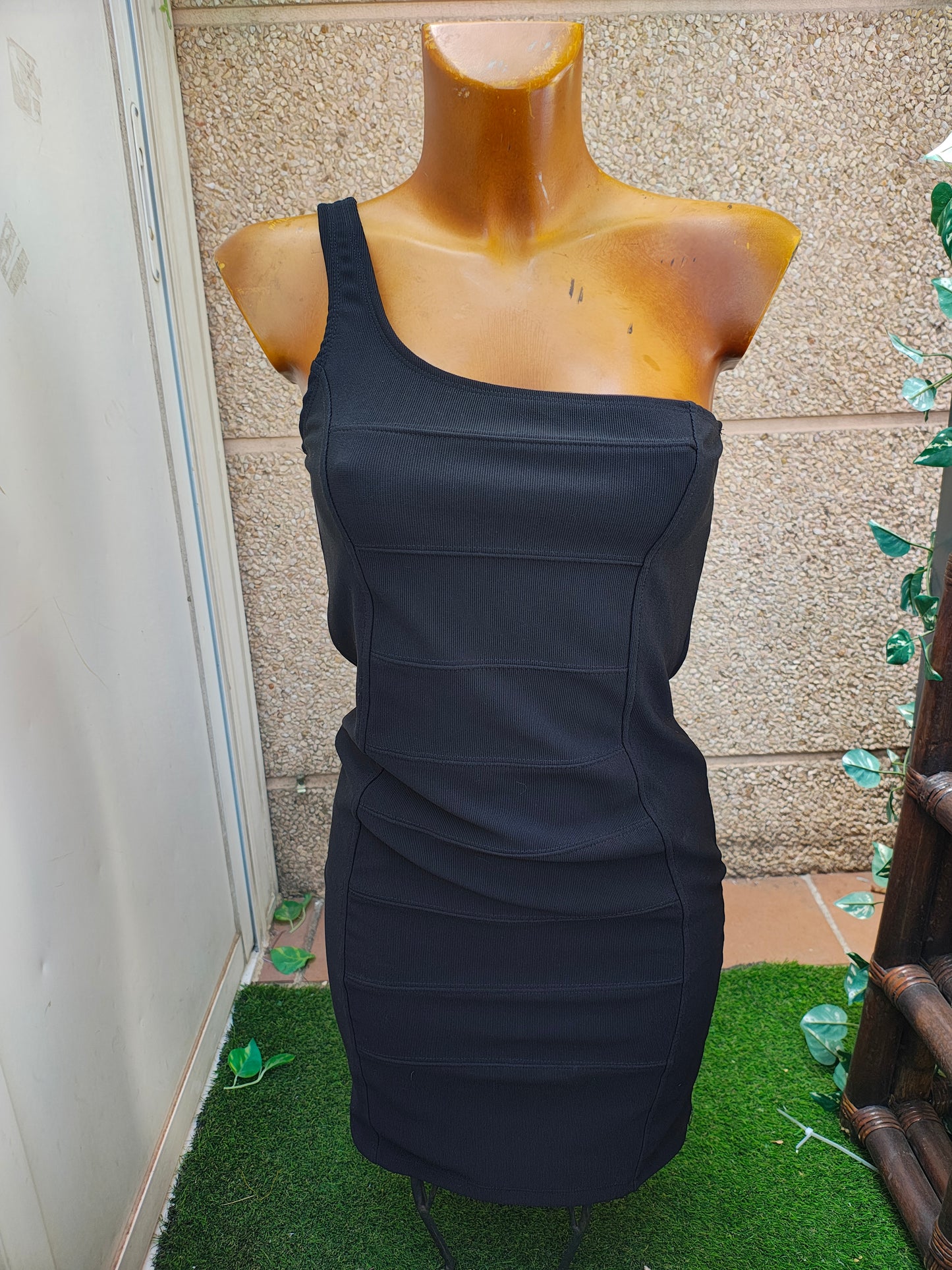 USADO – Vestido ajustado negro asimétrico BERSHKA COLLECTION (Talla M)