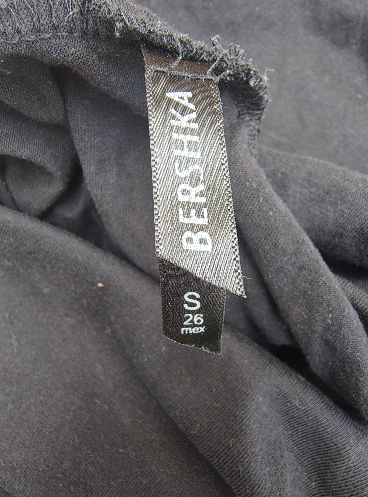 USADO – Vestido tipo túnica sin mangas negro con cuello drapeado BERSHKA (Talla S )