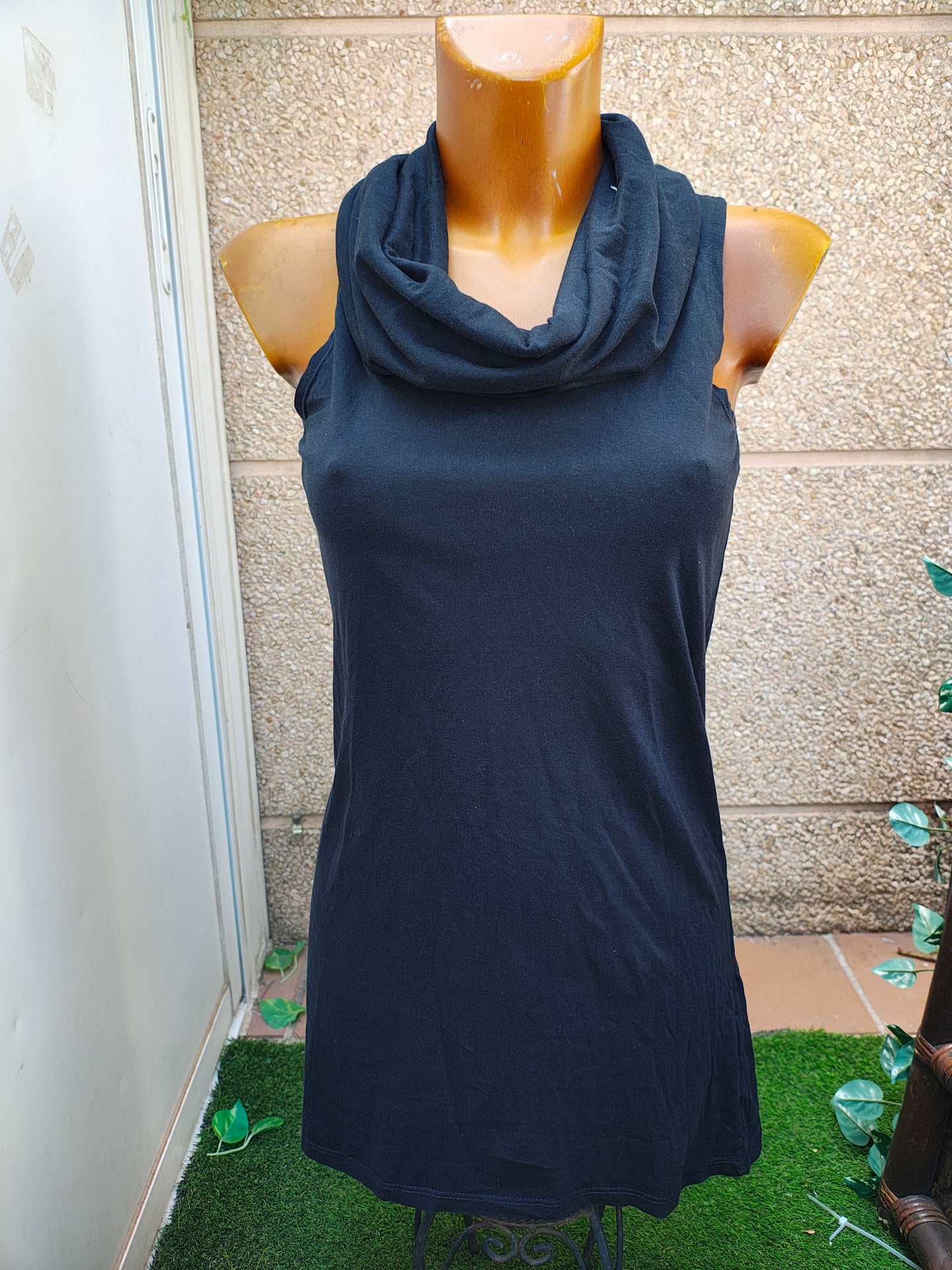 USADO – Vestido tipo túnica sin mangas negro con cuello drapeado BERSHKA (Talla S )