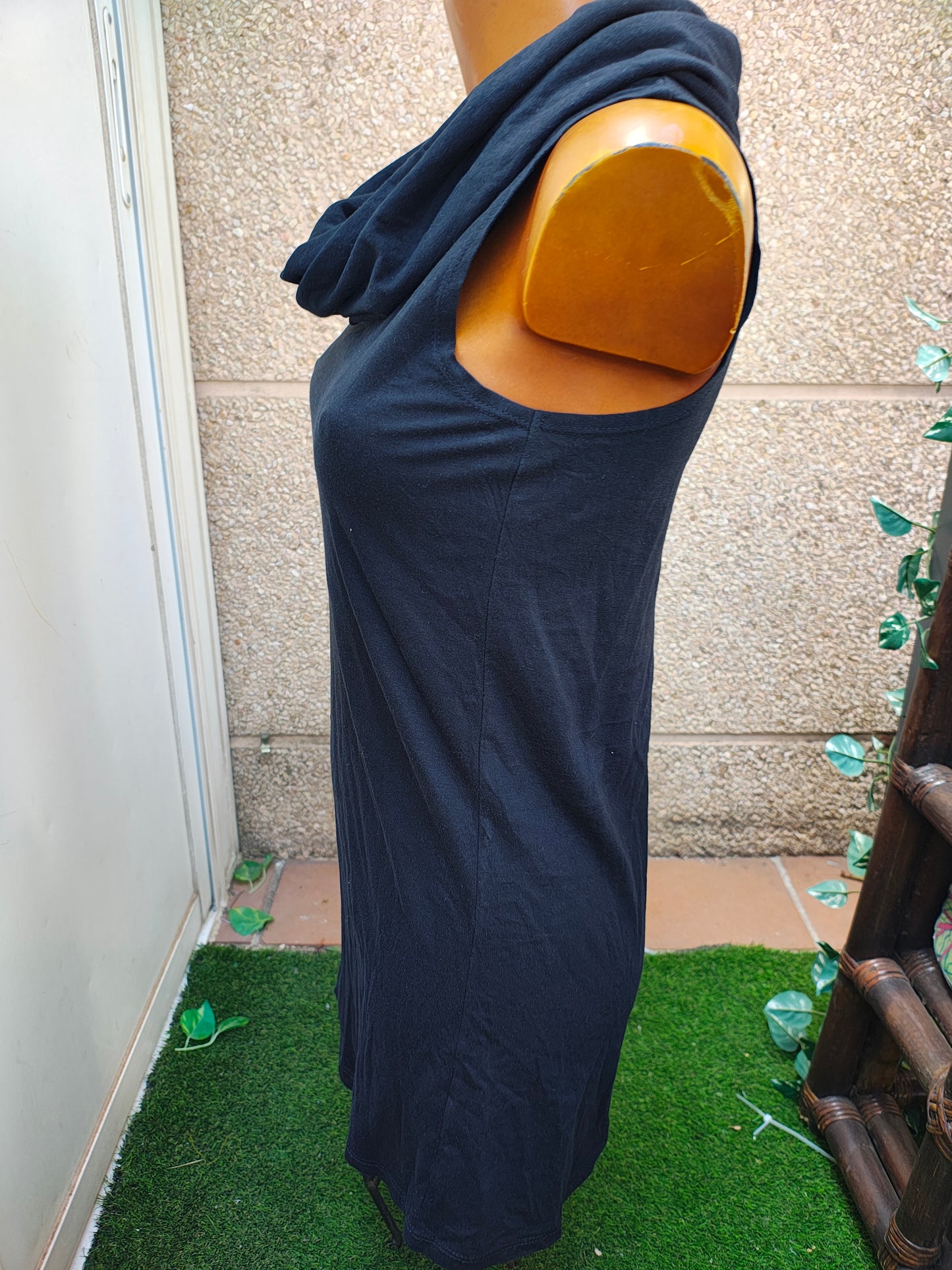 USADO – Vestido tipo túnica sin mangas negro con cuello drapeado BERSHKA (Talla S )