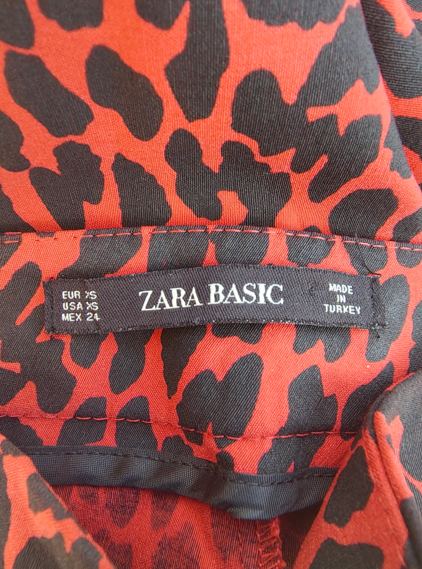 USADO – Pantalones rojos animal print con cremallera ZARA BASIC (Talla EUR XS)