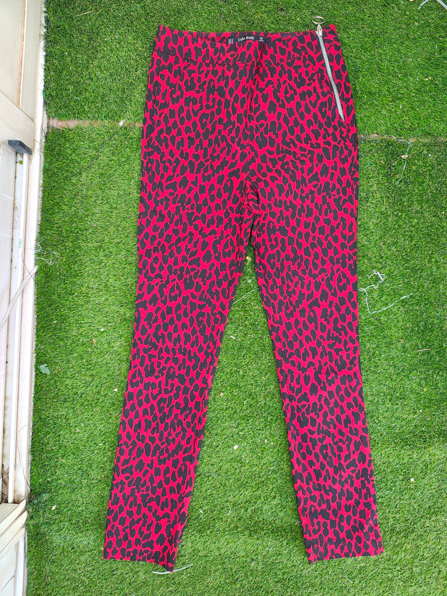 USADO – Pantalones rojos animal print con cremallera ZARA BASIC (Talla EUR XS)