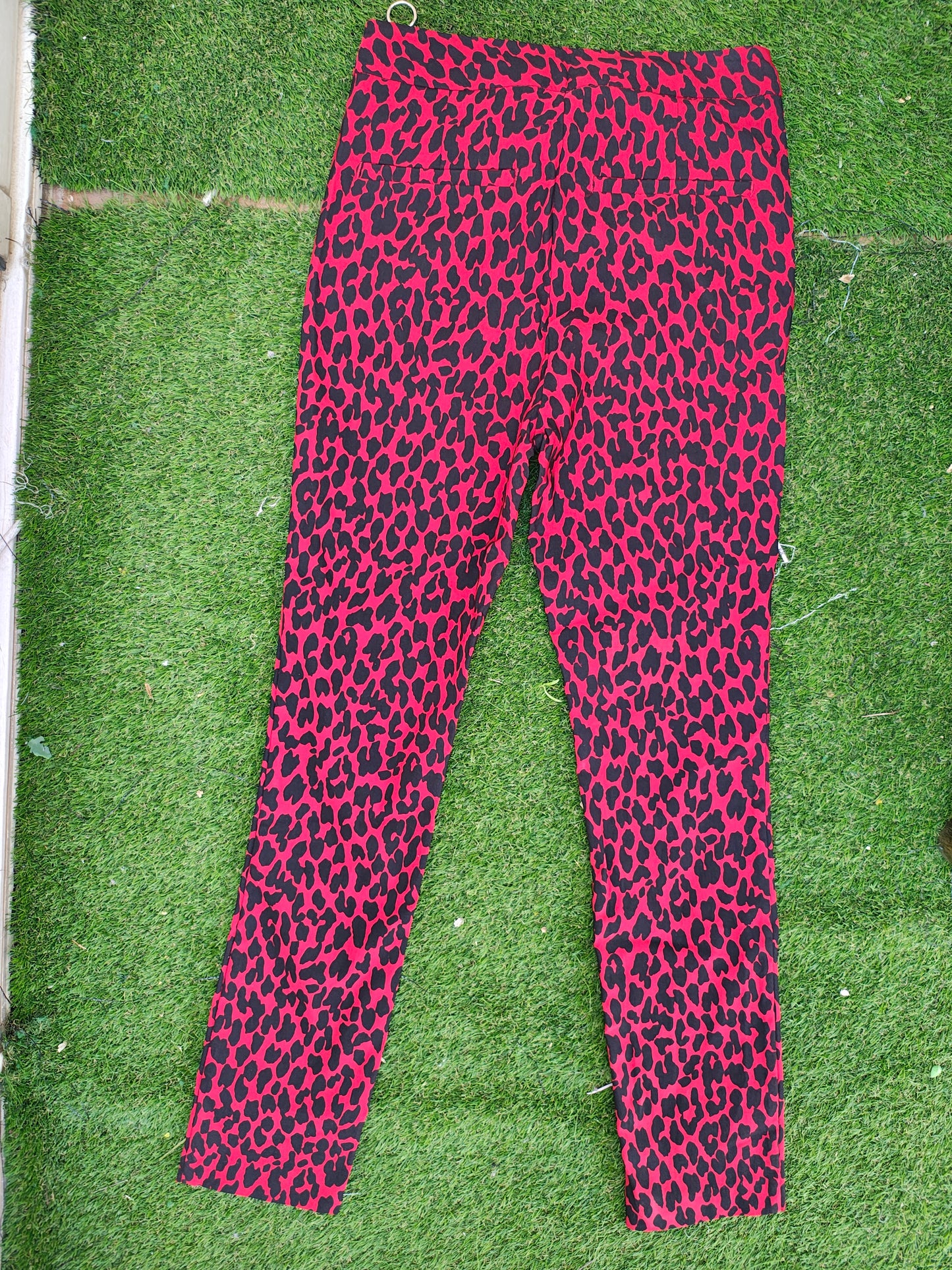 USADO – Pantalones rojos animal print con cremallera ZARA BASIC (Talla EUR XS)