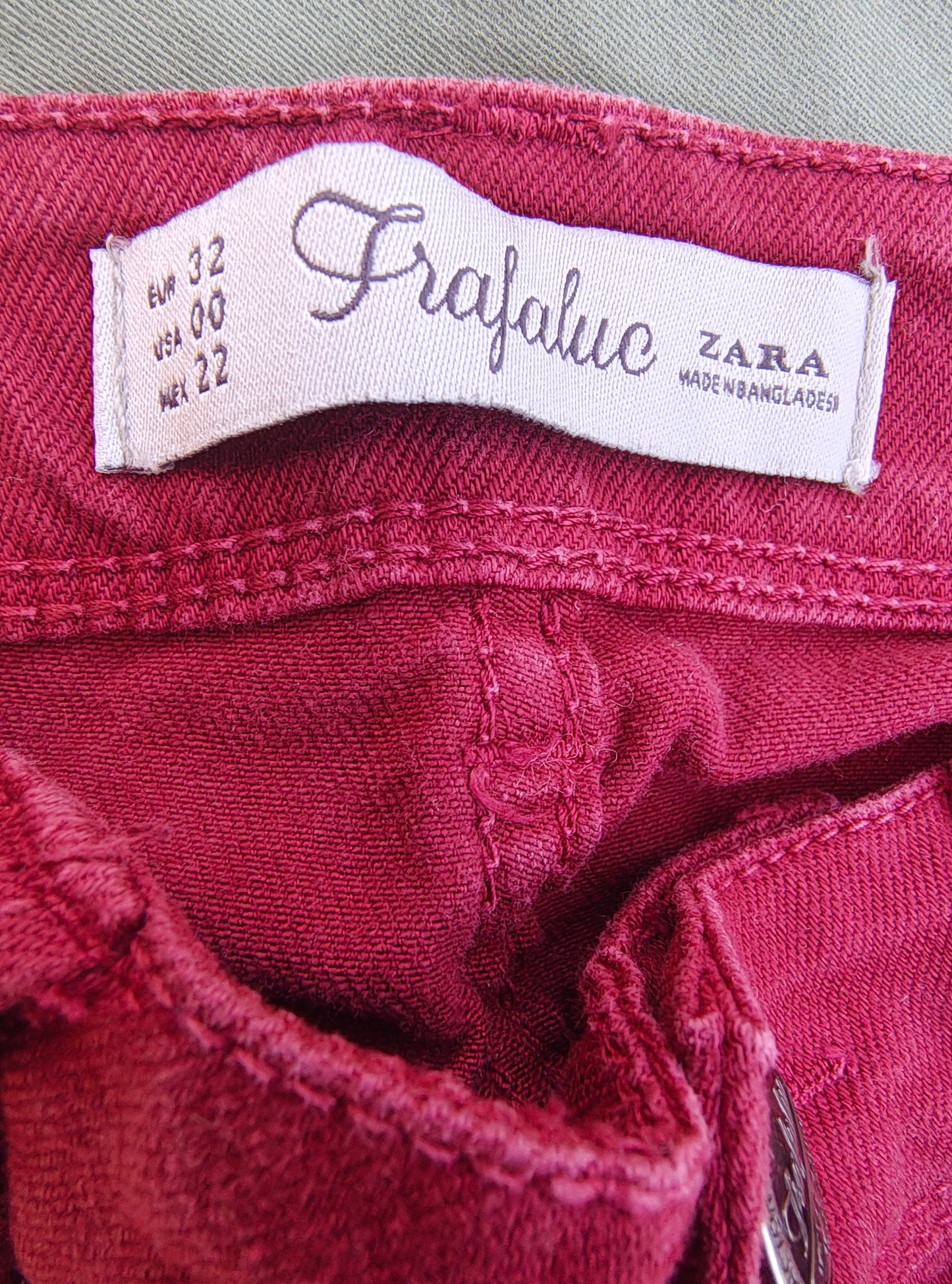 USADO – Pantalones burdeos pitillo Zara Trafaluc (Talla EUR 32)