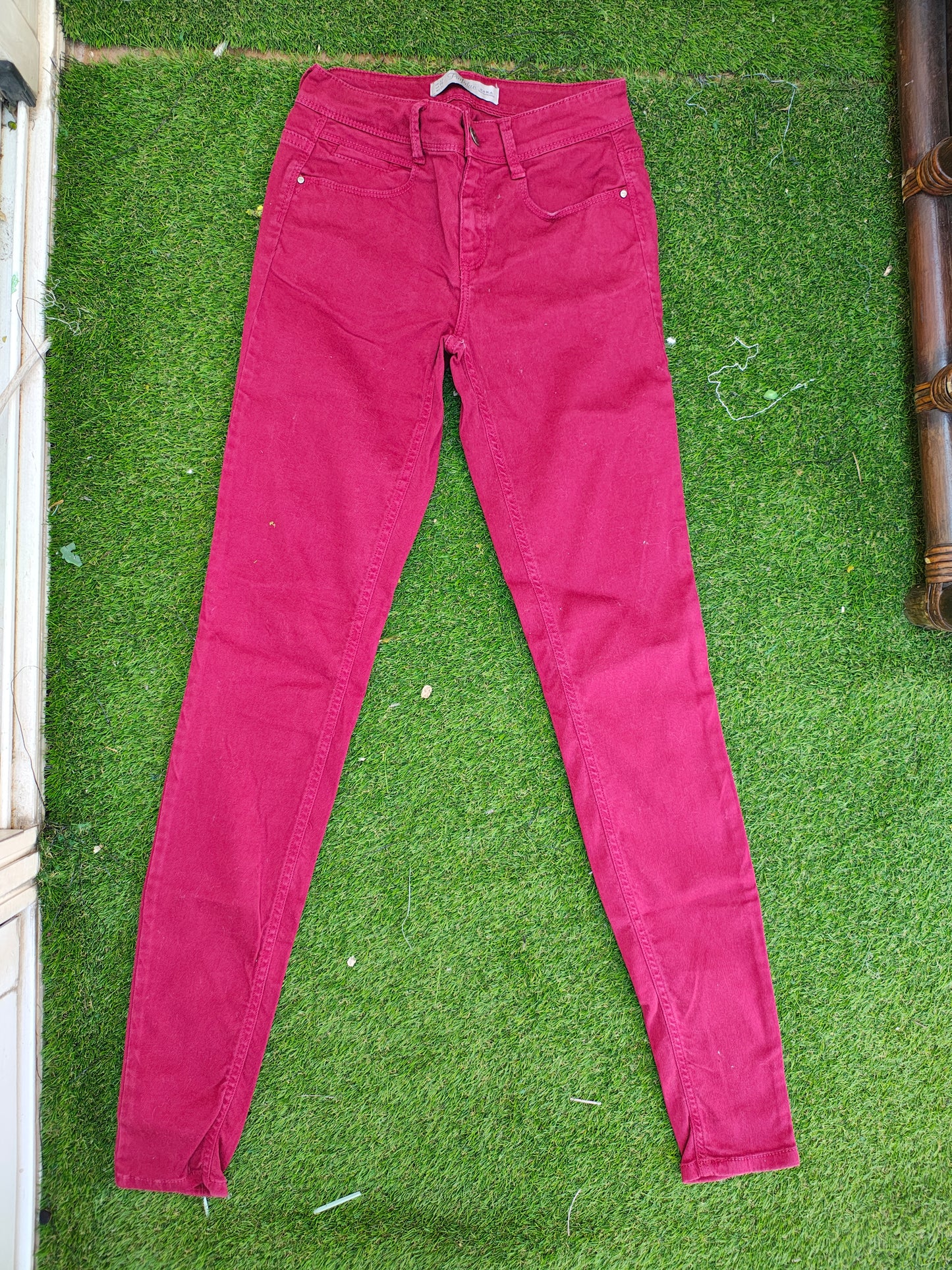 USADO – Pantalones burdeos pitillo Zara Trafaluc (Talla EUR 32)