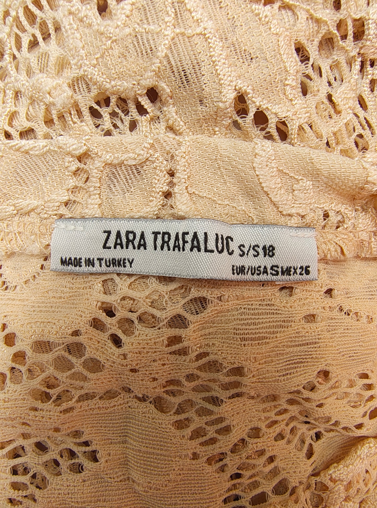 USADO – Crop top calado en encaje floral beige Zara Trafaluc (Talla S)