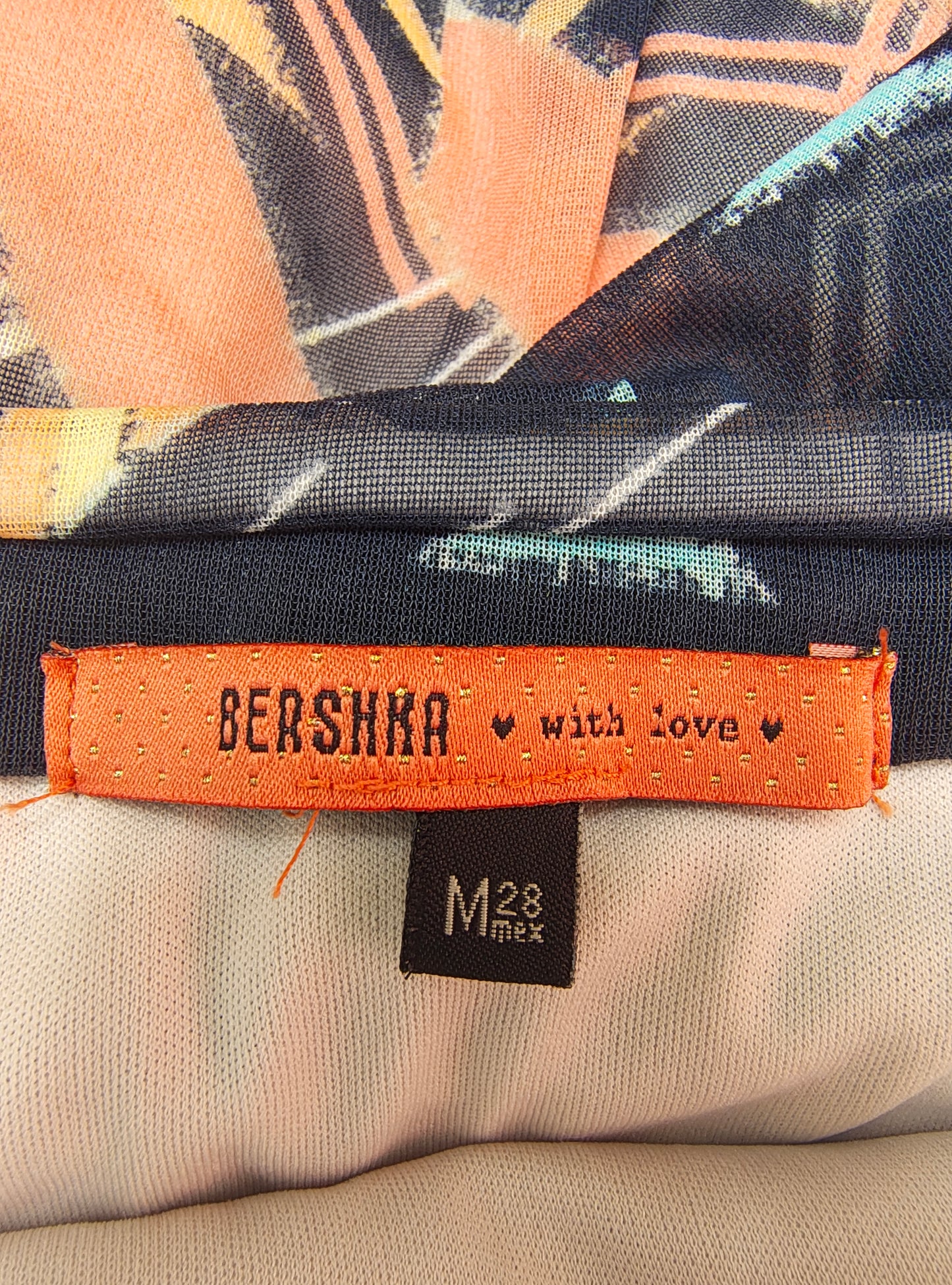 USADO – Vestido palabra de honor con fruncido y estampado gráfico de colores BERSHKA (Talla M)