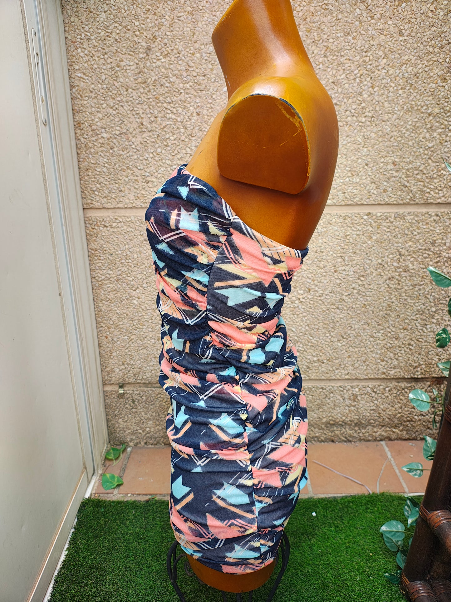 USADO – Vestido palabra de honor con fruncido y estampado gráfico de colores BERSHKA (Talla M)