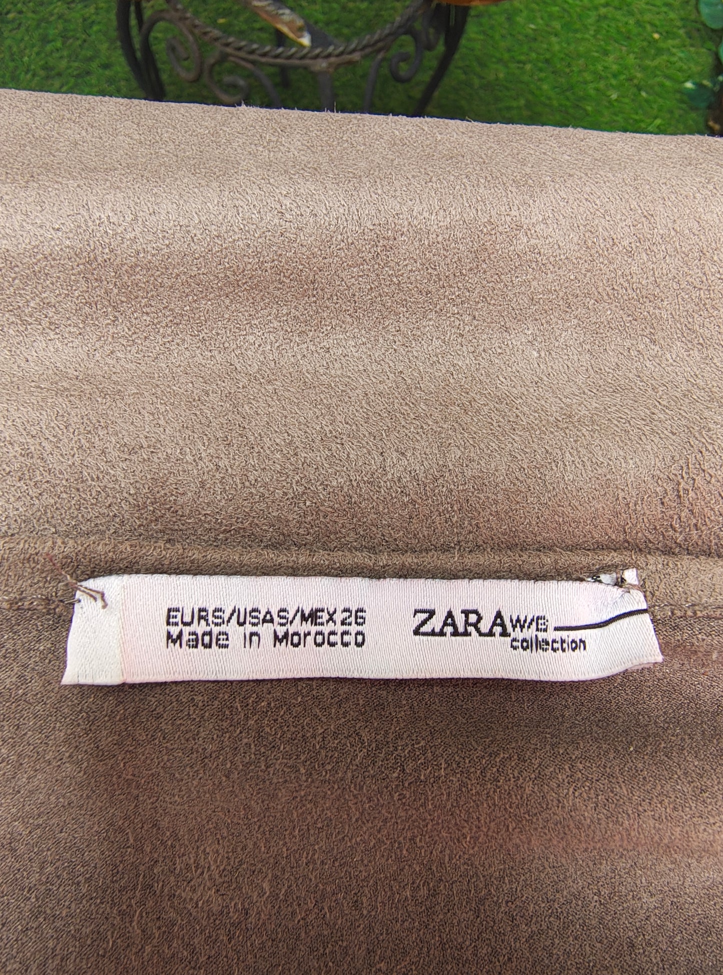USADO – Vestido corto taupe con volantes escote Zara Woman Collection (Talla S)