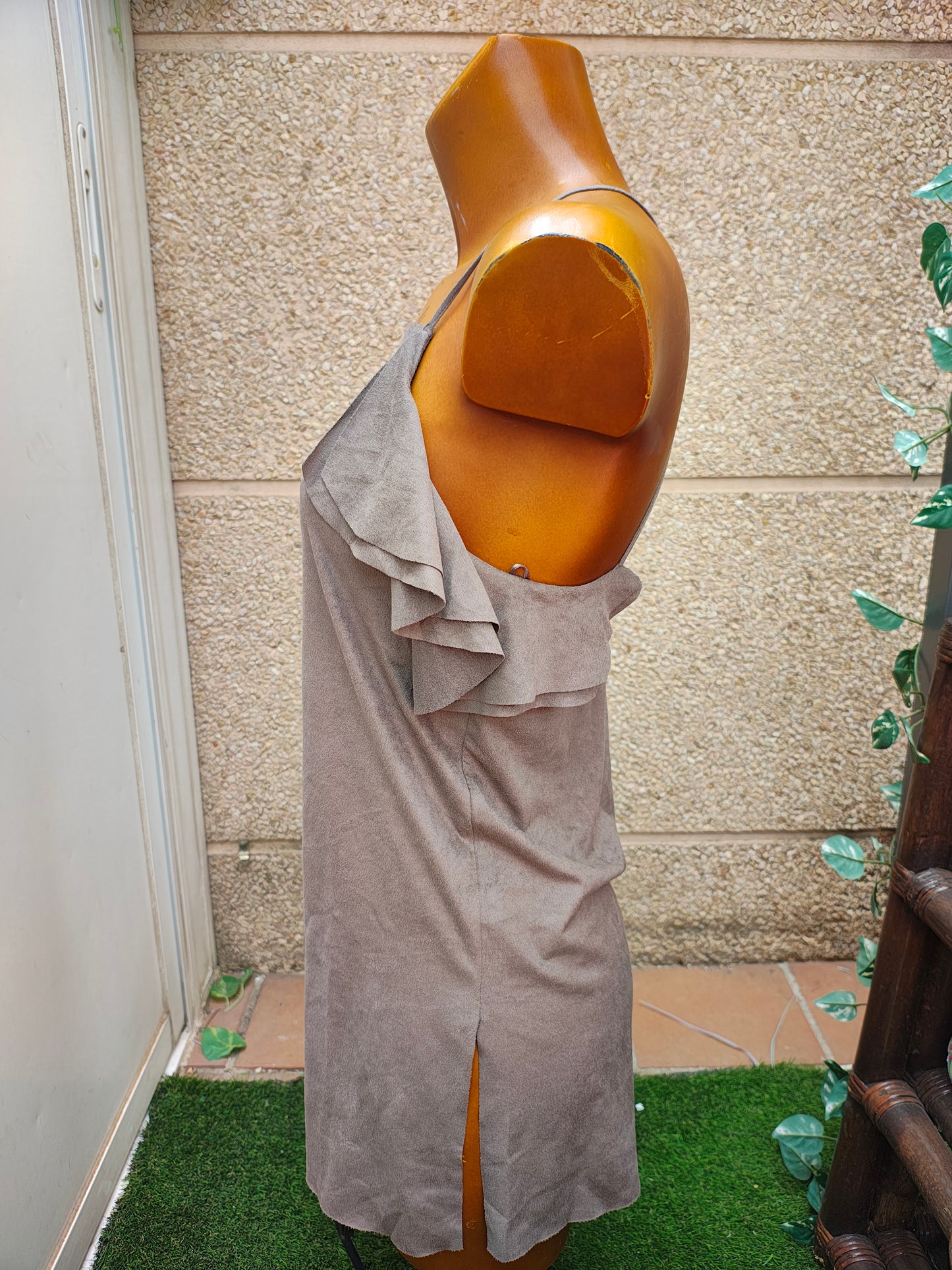USADO – Vestido corto taupe con volantes escote Zara Woman Collection (Talla S)