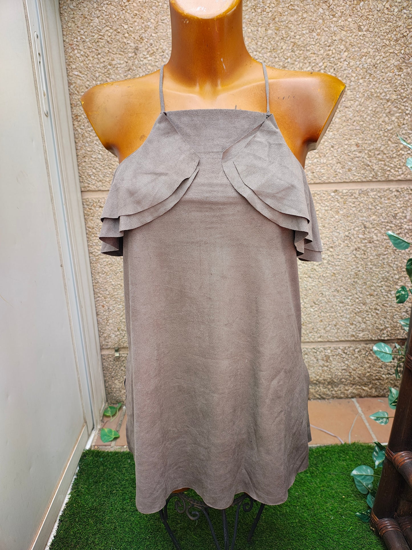 USADO – Vestido corto taupe con volantes escote Zara Woman Collection (Talla S)