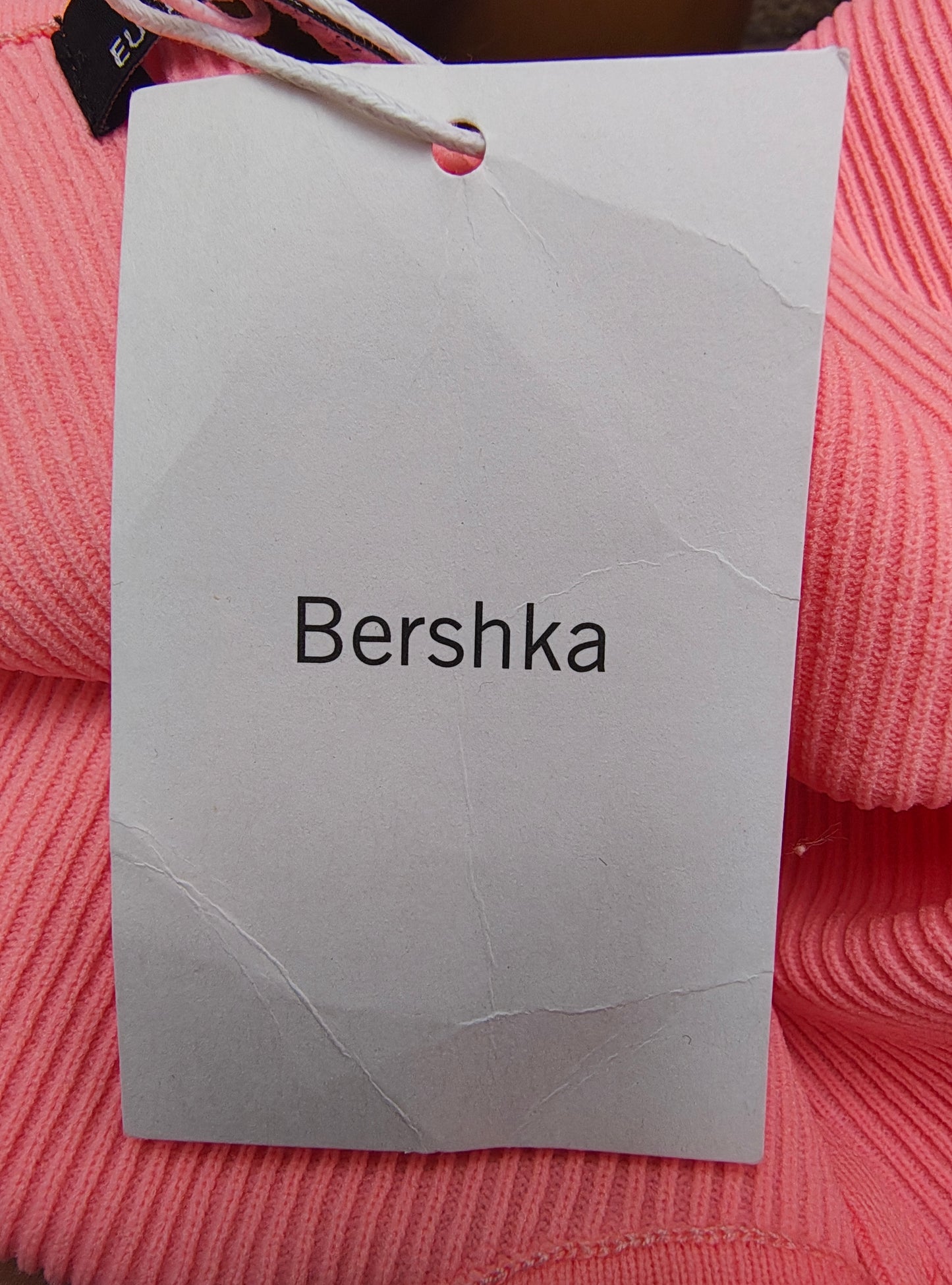 NUEVO – Crop top canalé rosa chicle con botones decorativos Bershka (Talla M)