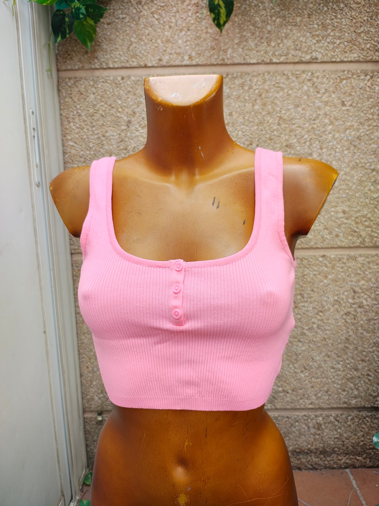 NUEVO – Crop top canalé rosa chicle con botones decorativos Bershka (Talla M)