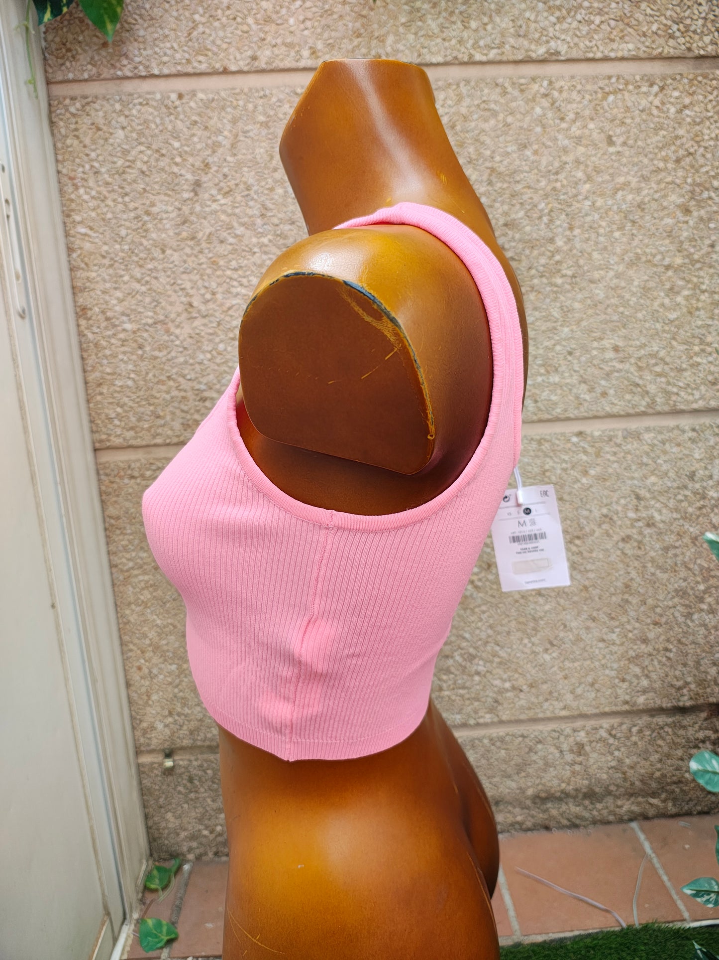 NUEVO – Crop top canalé rosa chicle con botones decorativos Bershka (Talla M)