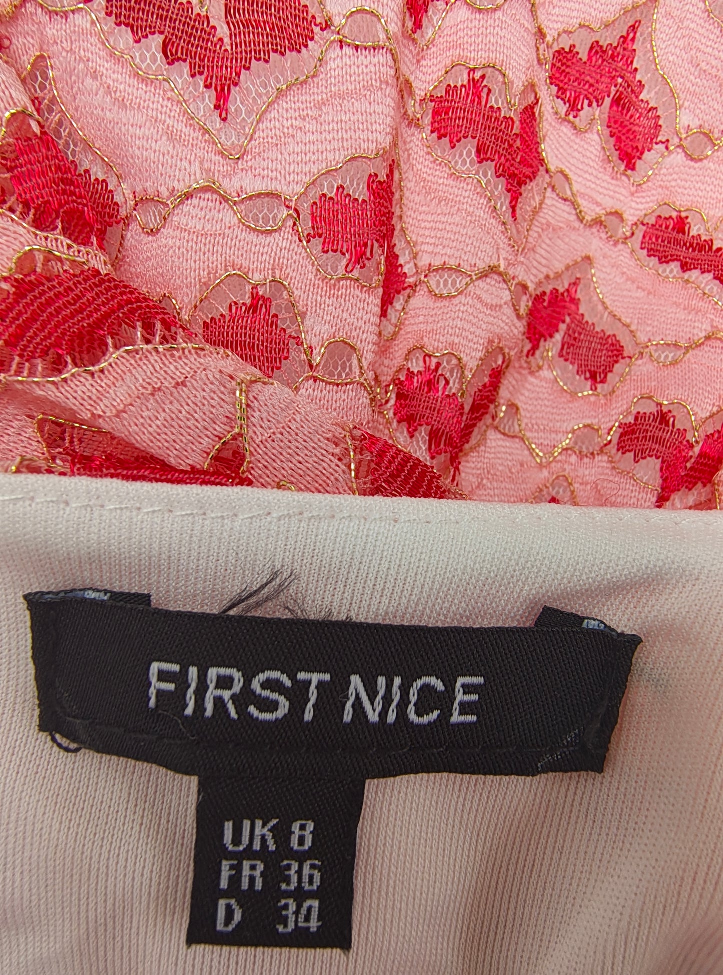 USADO – Vestido corto rosa con encaje de corazones calados FIRST NICE (Talla 36)