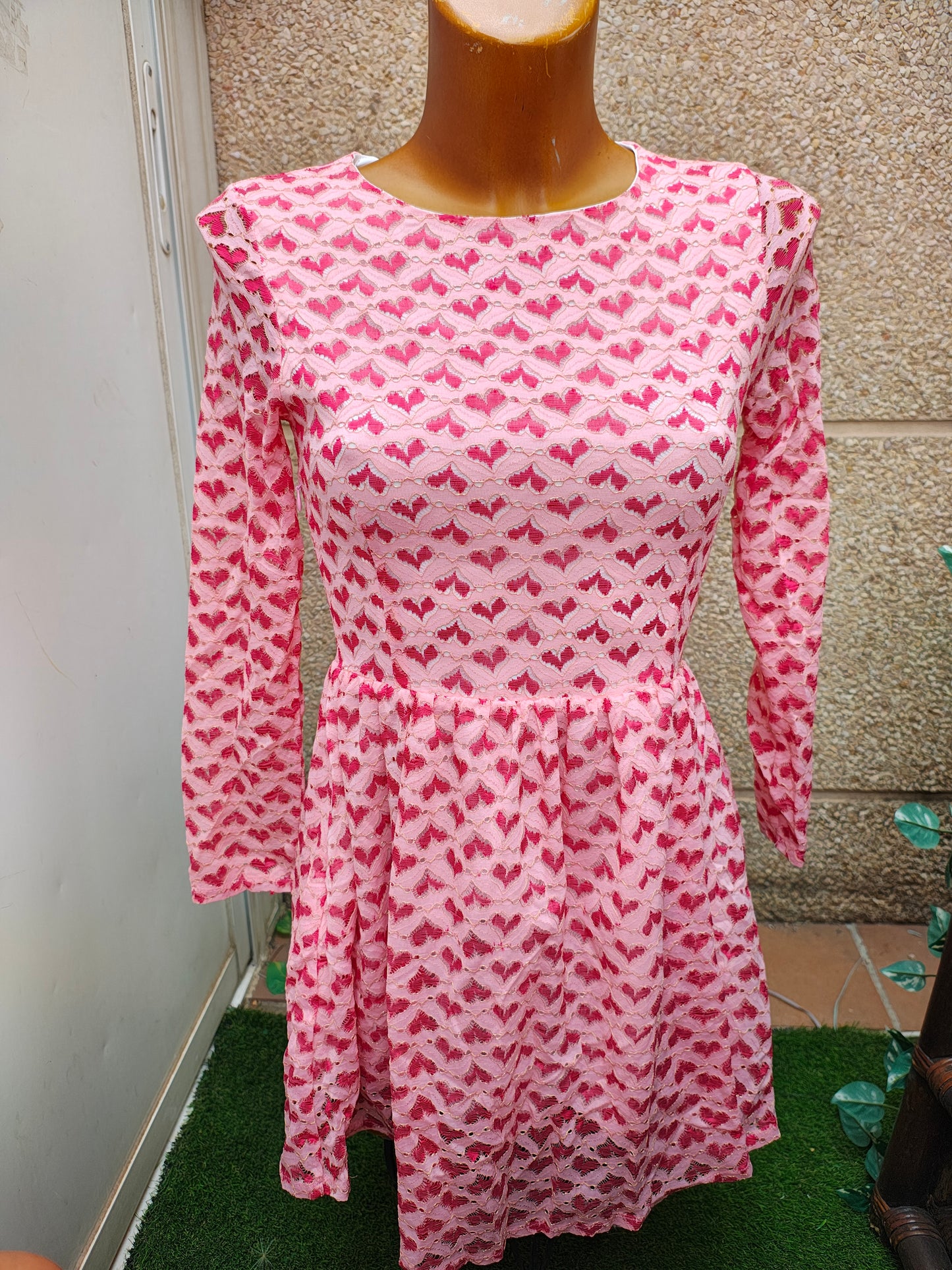 USADO – Vestido corto rosa con encaje de corazones calados FIRST NICE (Talla 36)