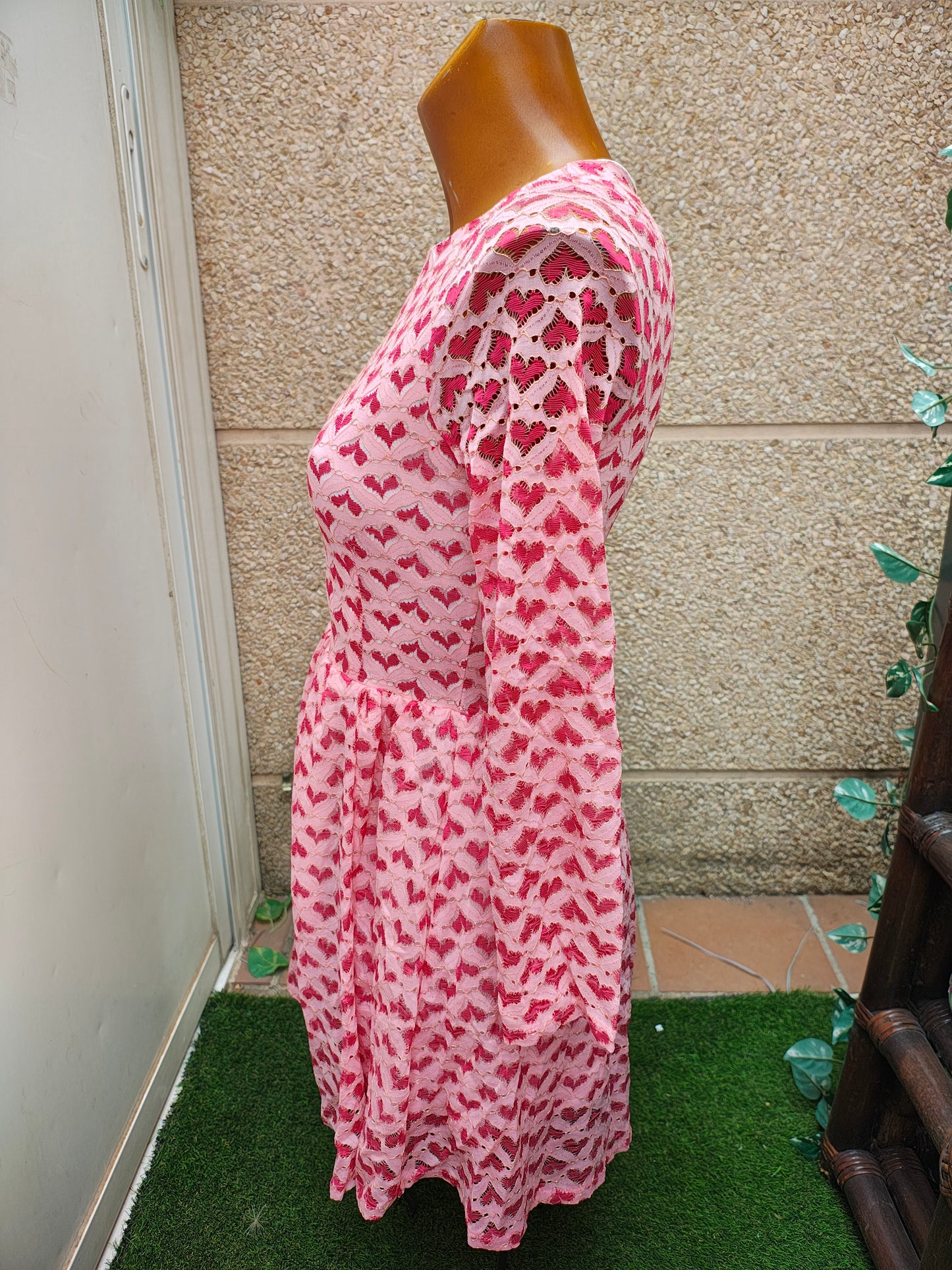 USADO – Vestido corto rosa con encaje de corazones calados FIRST NICE (Talla 36)
