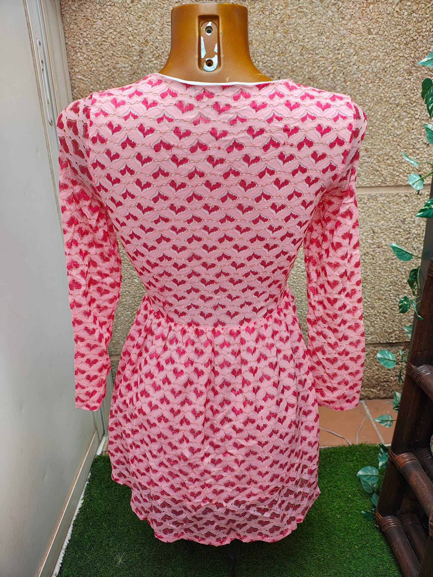 USADO – Vestido corto rosa con encaje de corazones calados FIRST NICE (Talla 36)
