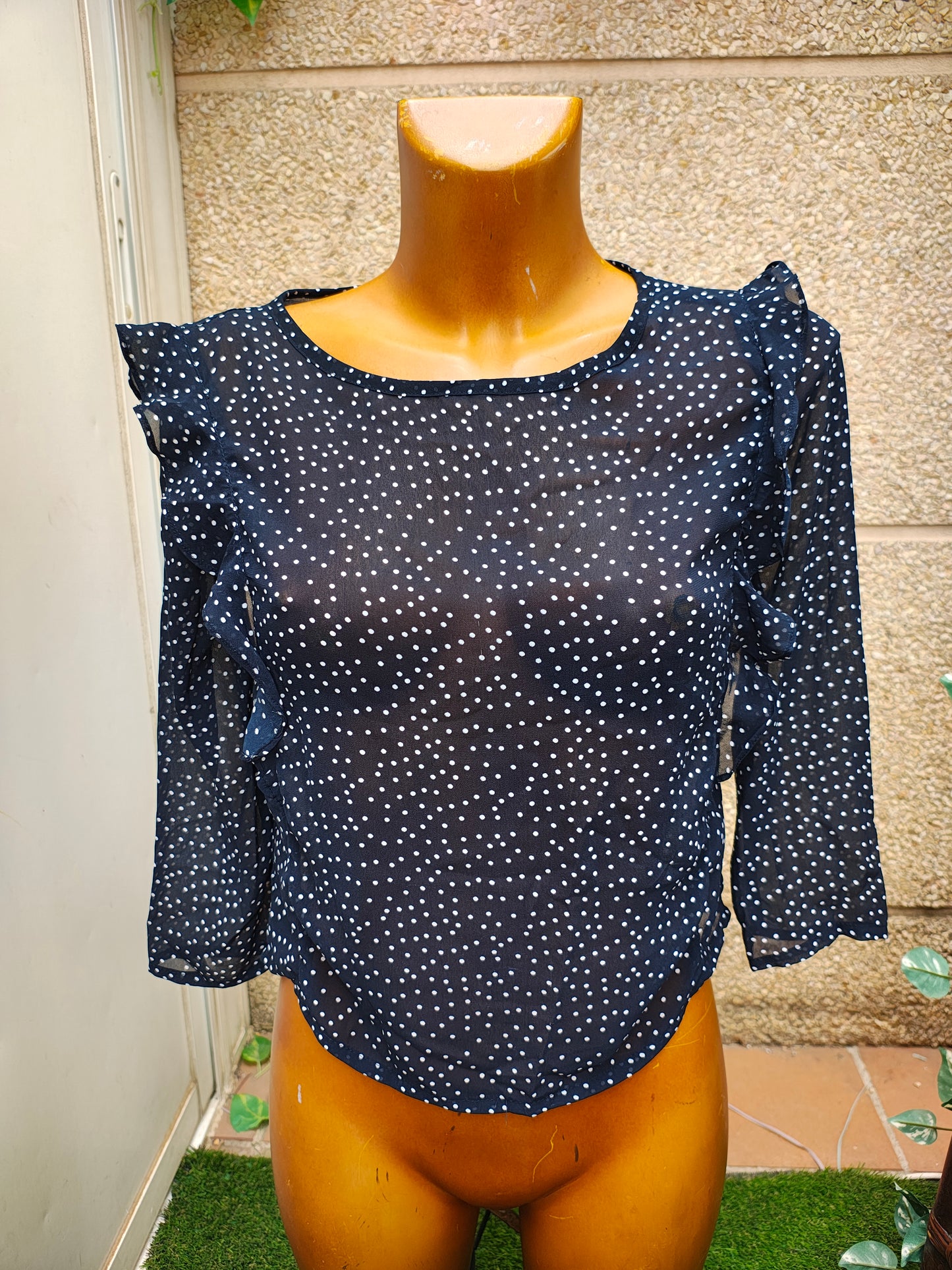 USADO – Blusa semitransparente de lunares con volantes Bershka (Talla EUR S)