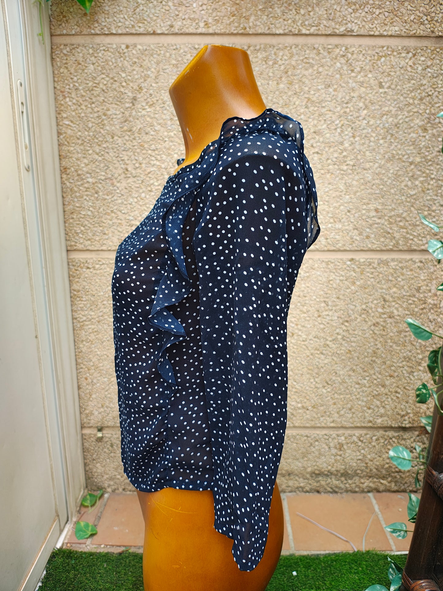 USADO – Blusa semitransparente de lunares con volantes Bershka (Talla EUR S)
