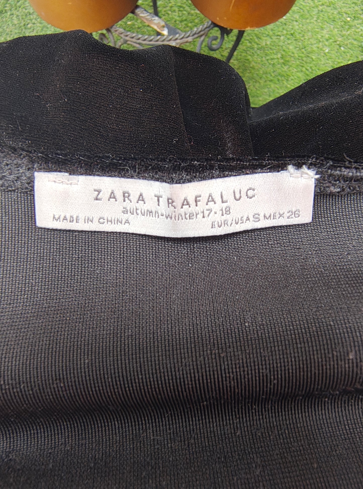 USADO – Vestido ajustado negro efecto terciopelo ZARA TRAFALUC (Talla S)