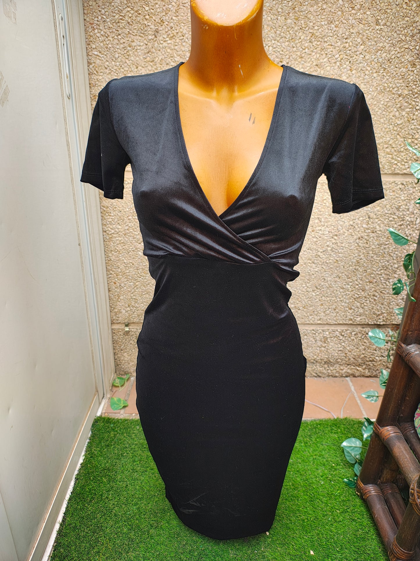 USADO – Vestido ajustado negro efecto terciopelo ZARA TRAFALUC (Talla S)