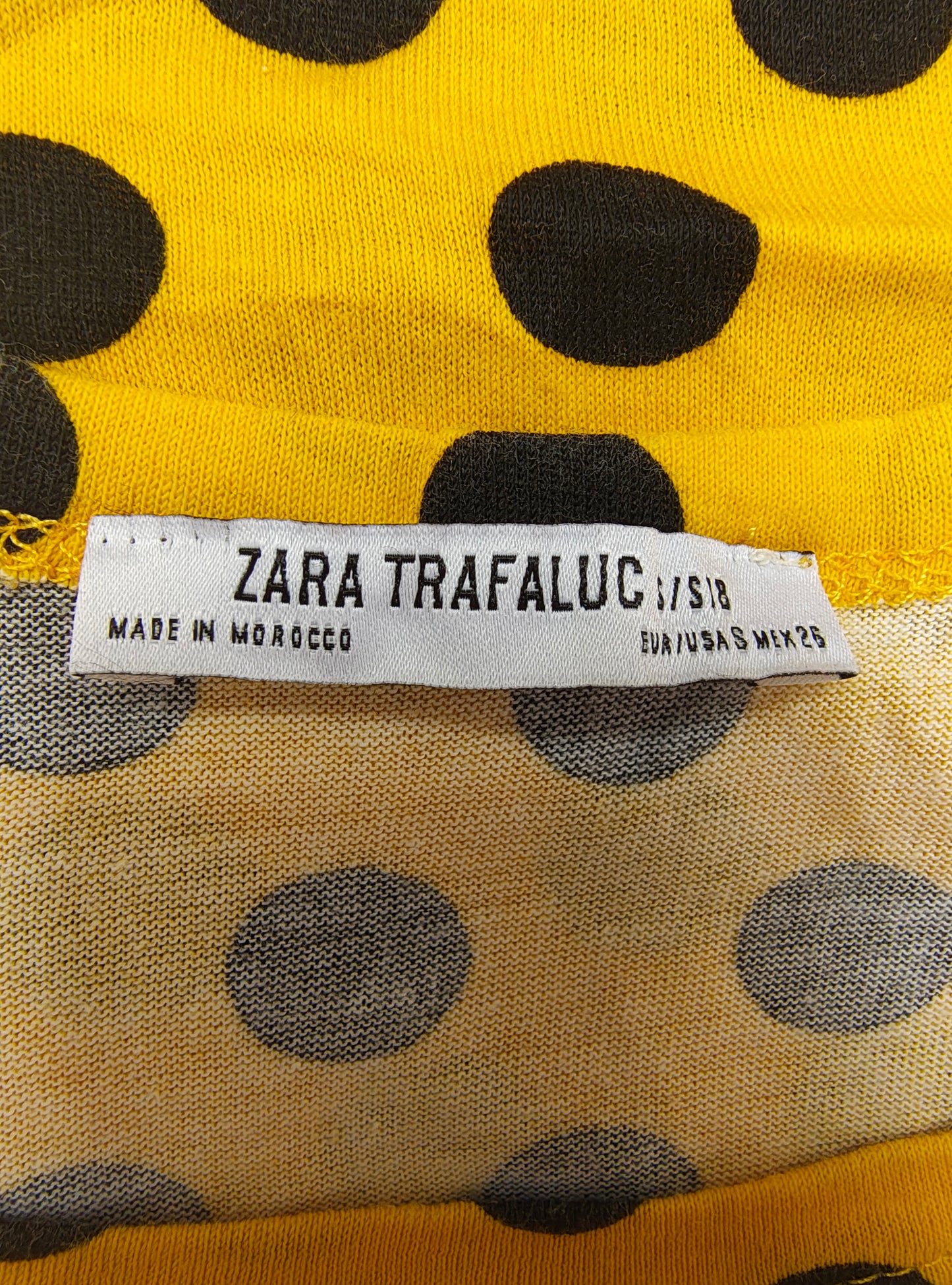 USADO – Camiseta amarilla de lunares negros Zara Trafaluc (Talla EUR S)