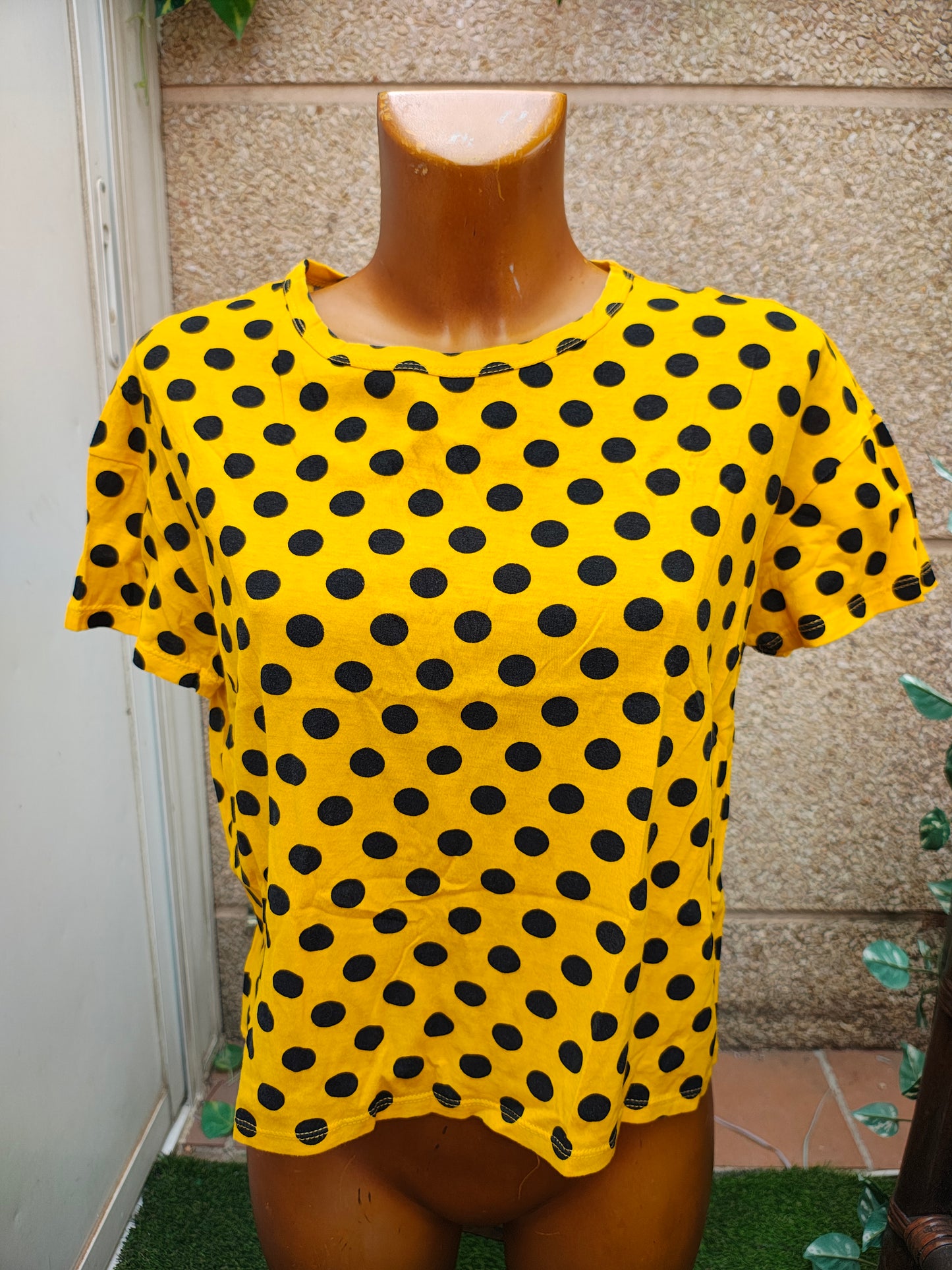 USADO – Camiseta amarilla de lunares negros Zara Trafaluc (Talla EUR S)