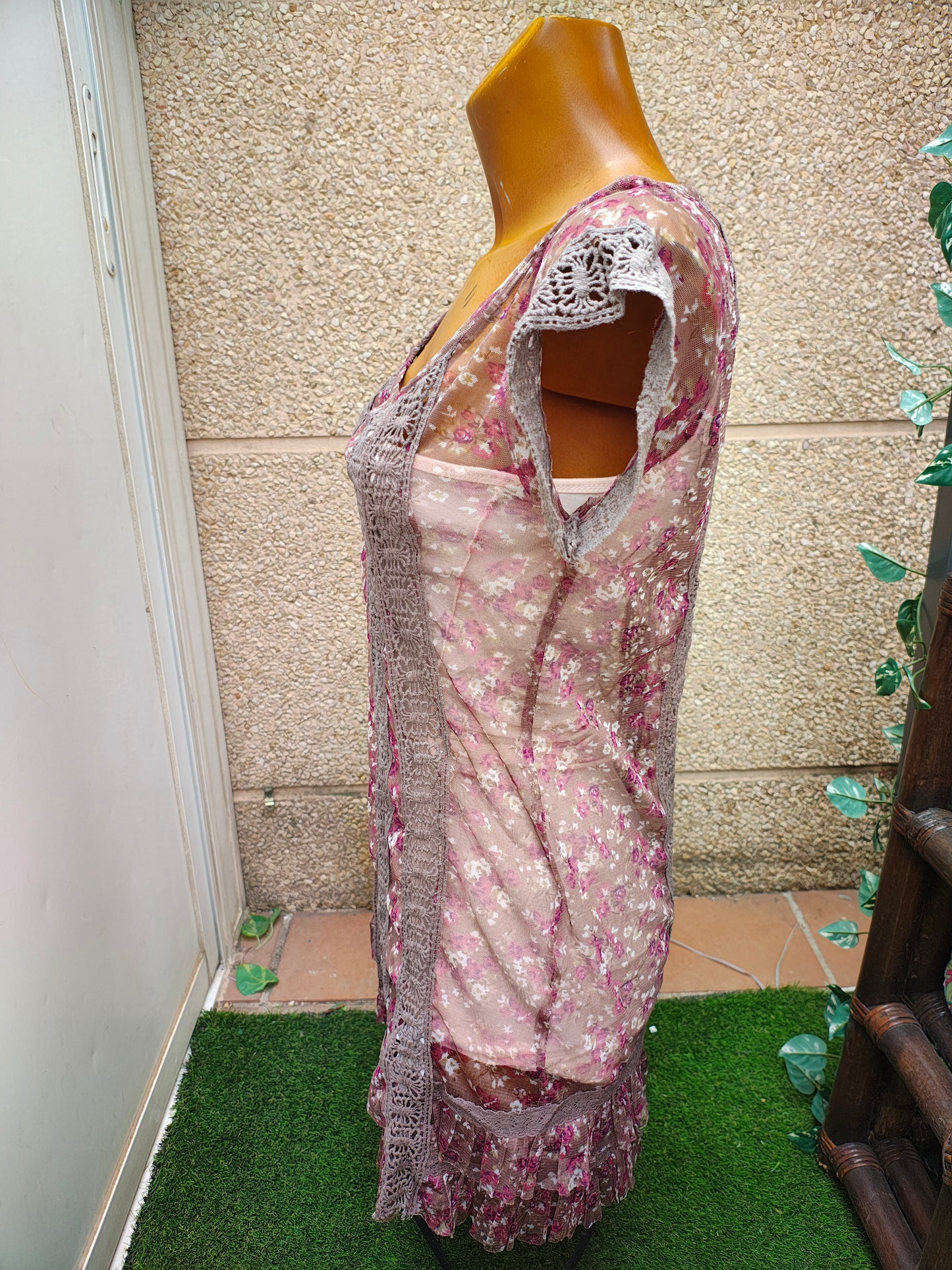 USADO – Vestido romántico con encaje floral y transparencias (Talla EUR M