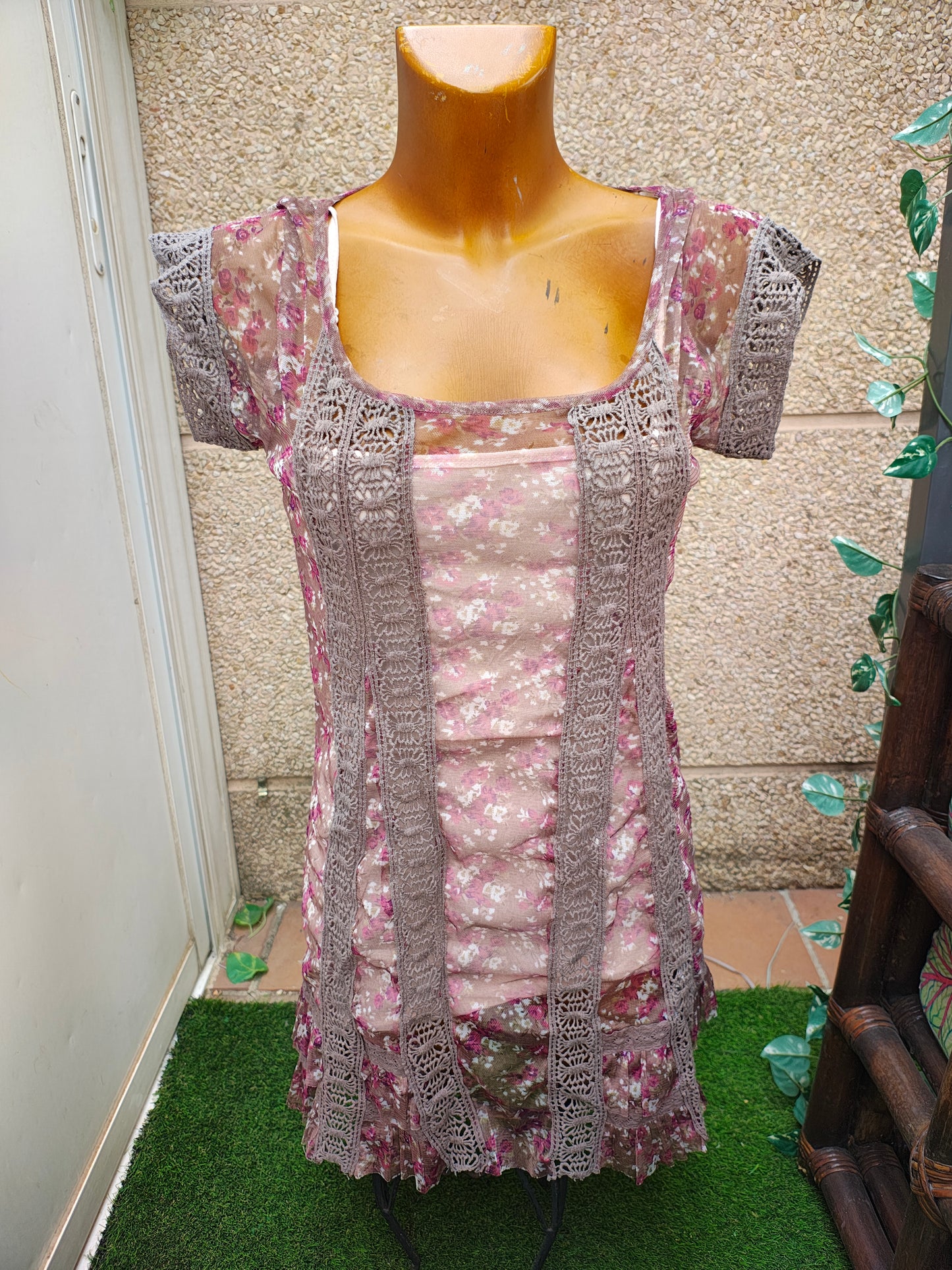 USADO – Vestido romántico con encaje floral y transparencias (Talla EUR M