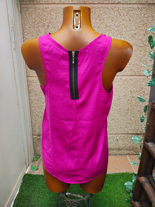 USADO – Top fucsia sin mangas con cremallera trasera STRADIVARIUS (Talla S)